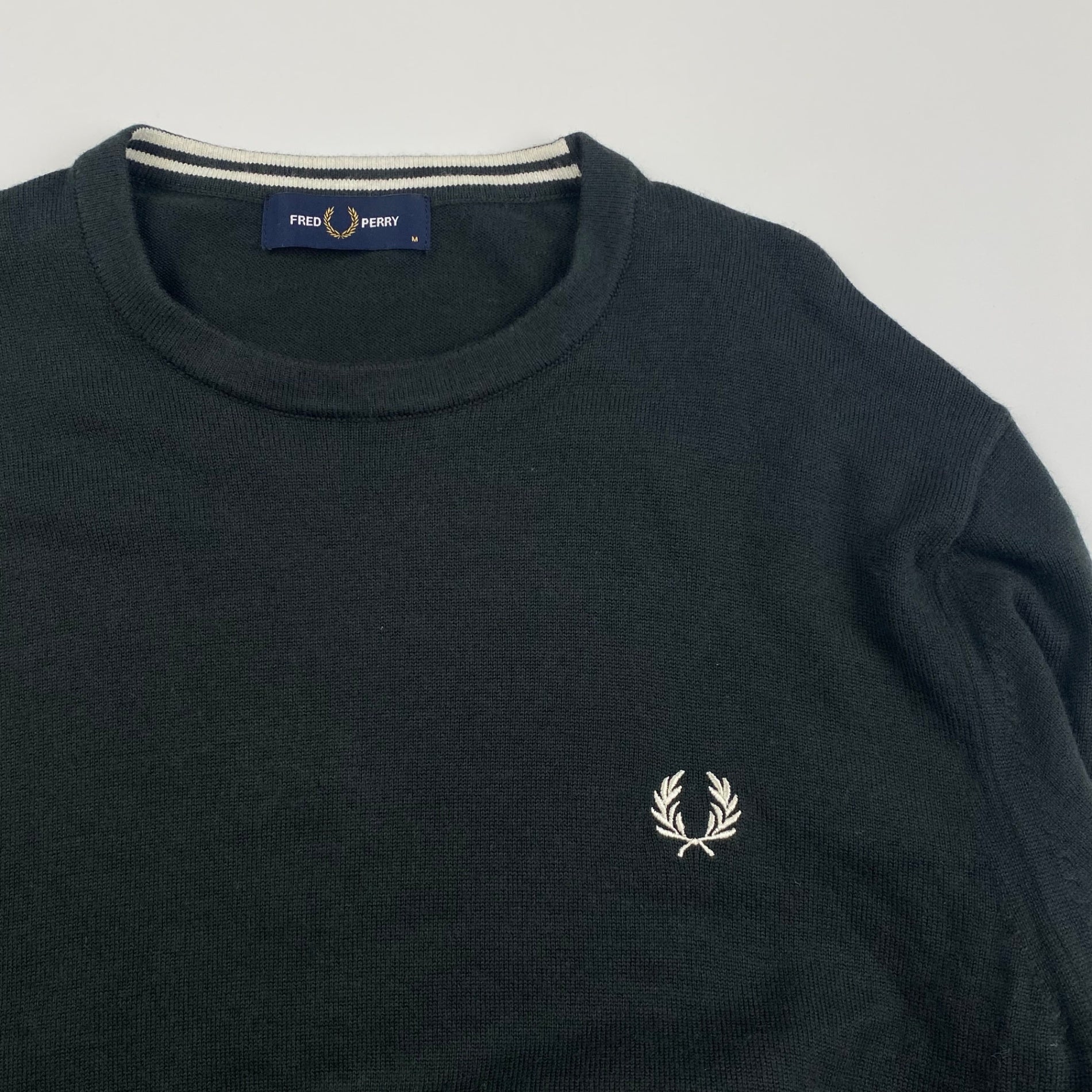 FRED PERRY フレッドペリー / ワンポイント 刺繍ロゴ ニット SIZE：M