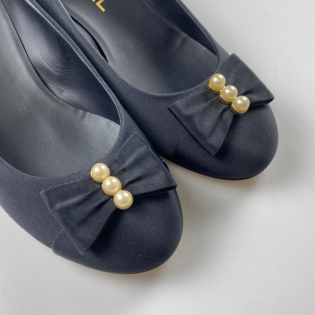 【極美品】 2016年 ラガーフェルド期 CHANEL シャネル / 三連パール×リボン ココマーク パンプス カール・ラガーフェルド期 SIZE:36 1/2 C（約23.5cm）