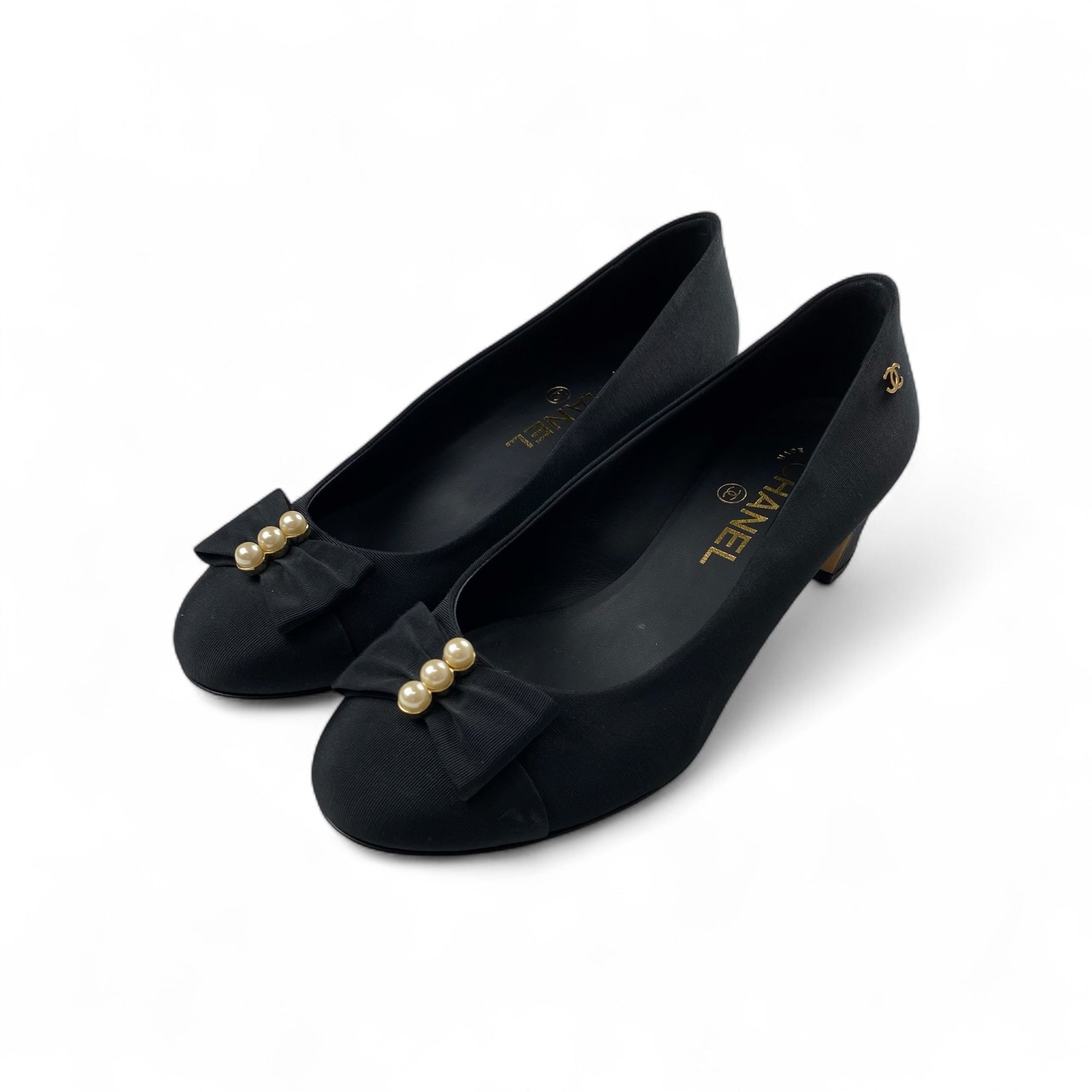 【極美品】 2016年 ラガーフェルド期 CHANEL シャネル / 三連パール×リボン ココマーク パンプス カール・ラガーフェルド期 SIZE:36 1/2 C（約23.5cm）