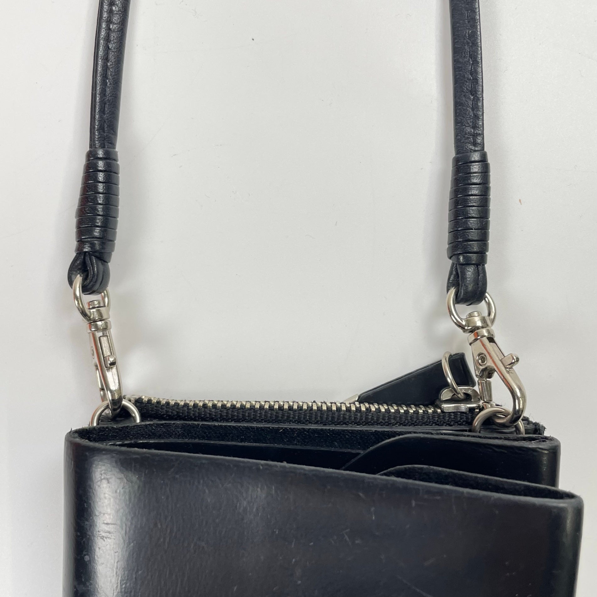 TOGA PULLA トーガプルラ / レザーショルダーウォレット 箱付 ブラック 参考定価：30,000+tax