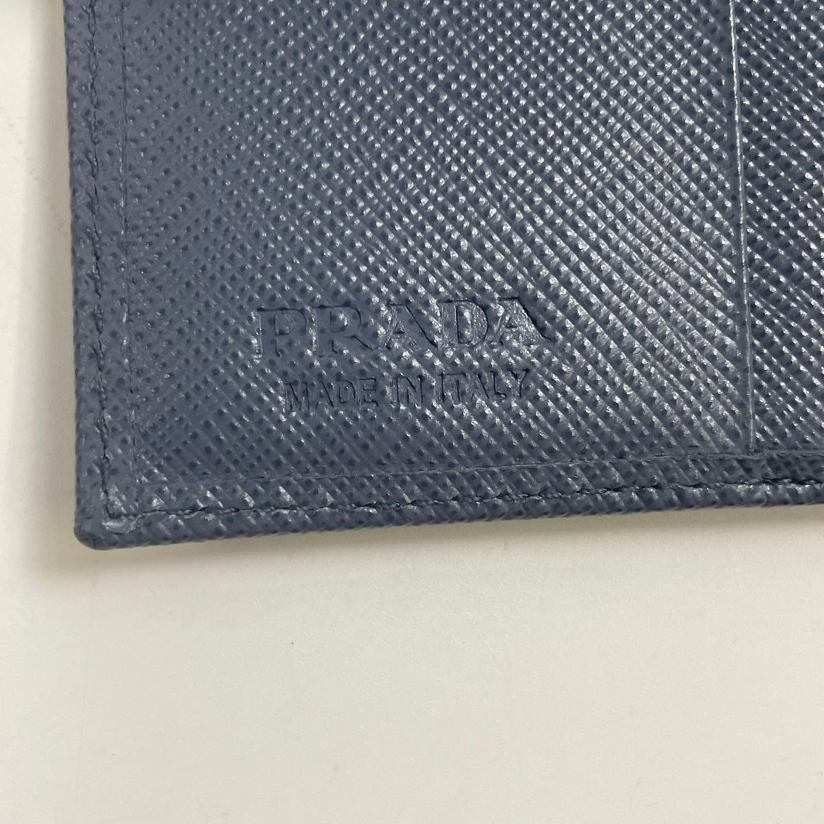 PRADA / 三角プレート 2つ折りサフィアーノウォレット 極美品 参考定価：90,000+tax