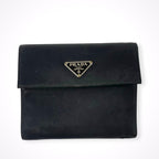 PRADA / 3つ折りナイロンウォレット 三角プレート 参考定価：70,000程度