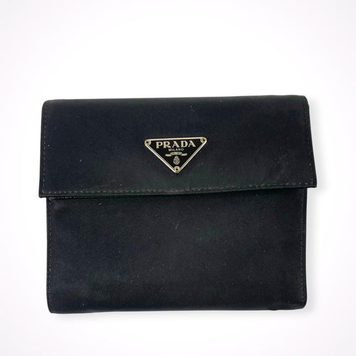 PRADA / 3つ折りナイロンウォレット 三角プレート 参考定価：70,000程度