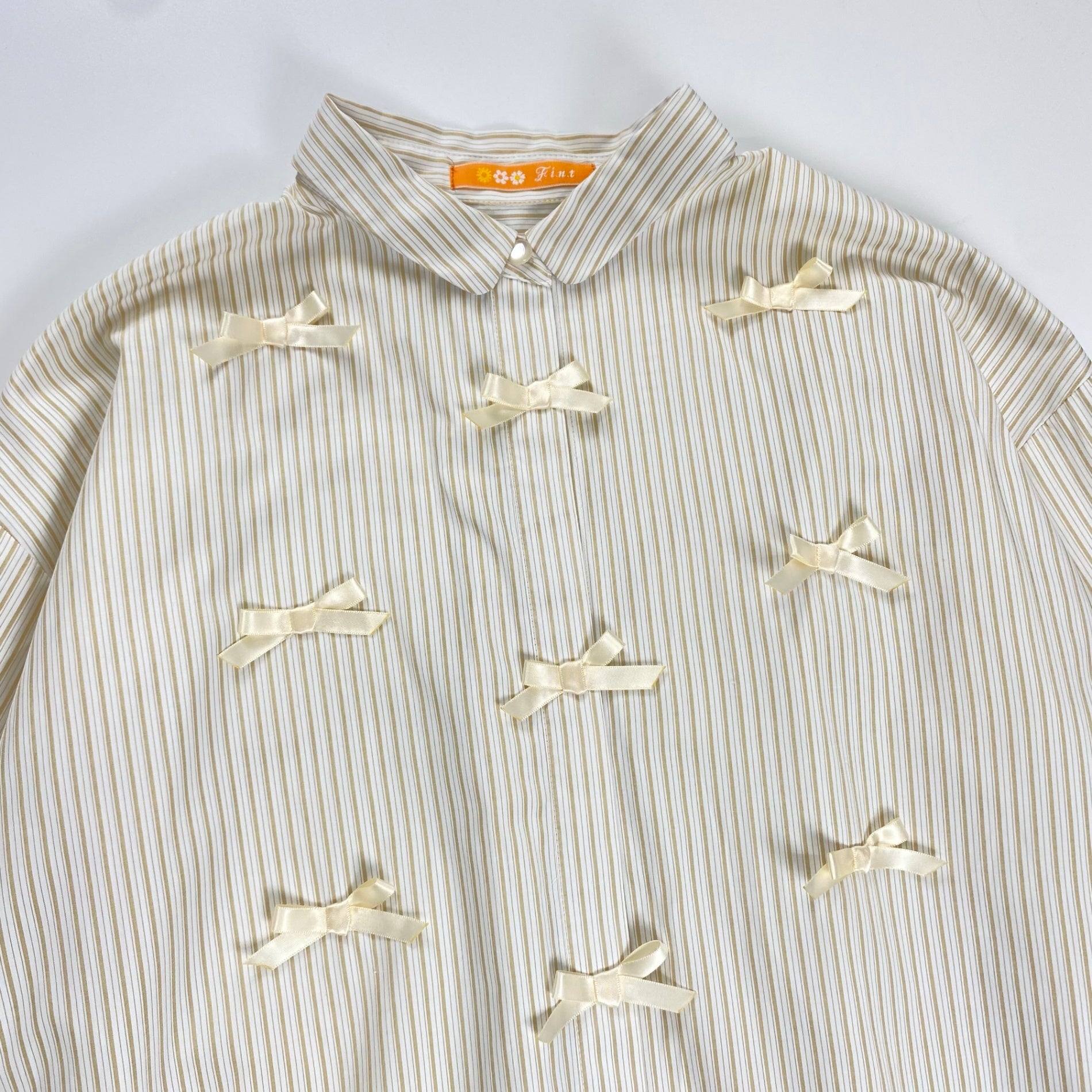 F i.n.t フィント / プチリボンストライプビッグシャツ ホワイト×ベージュ 参考定価：7,800+tax SIZE:FREE