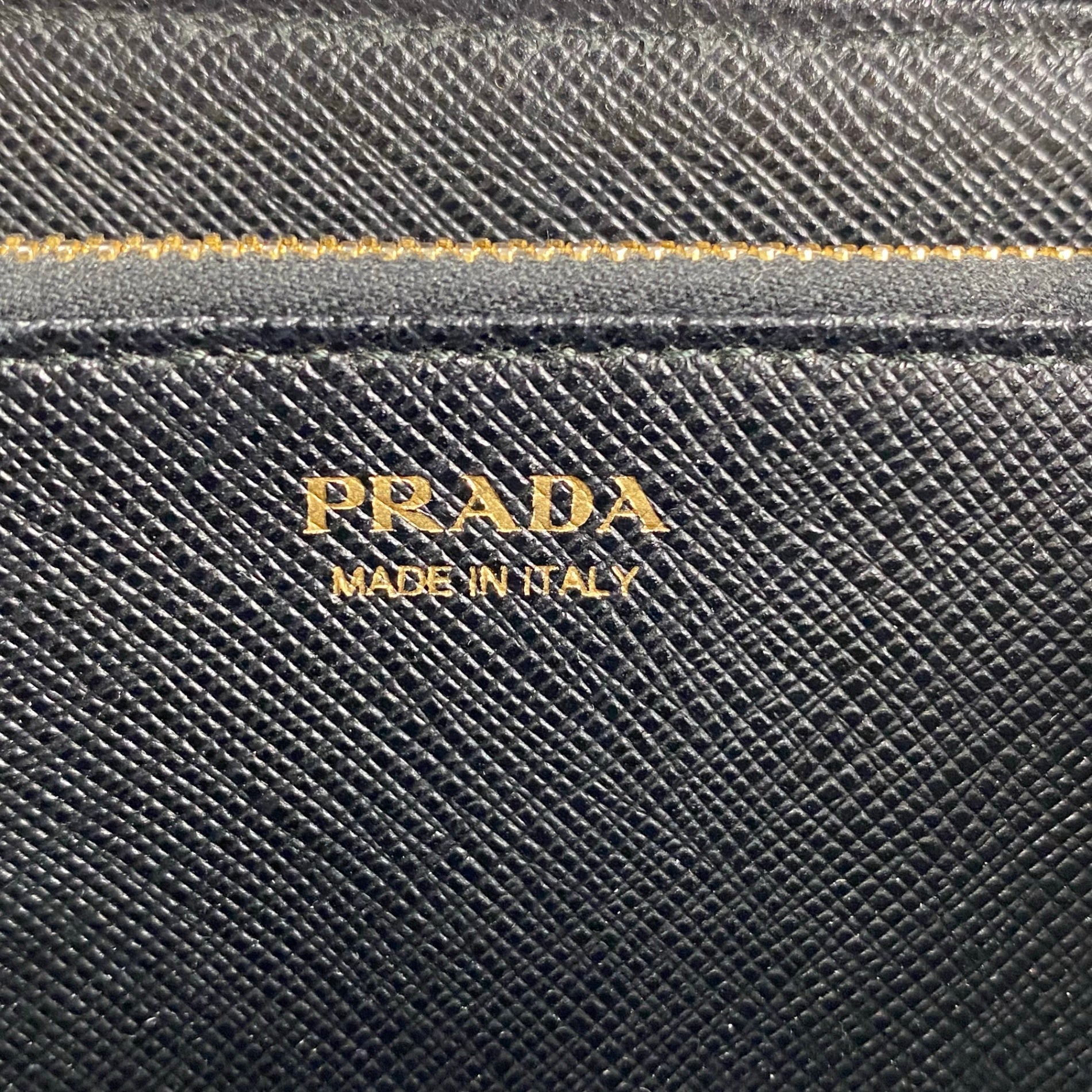 PRADA プラダ / サフィアーノ ラウンドファスナー 長財布 1ML506 参考定価：127,000+tax