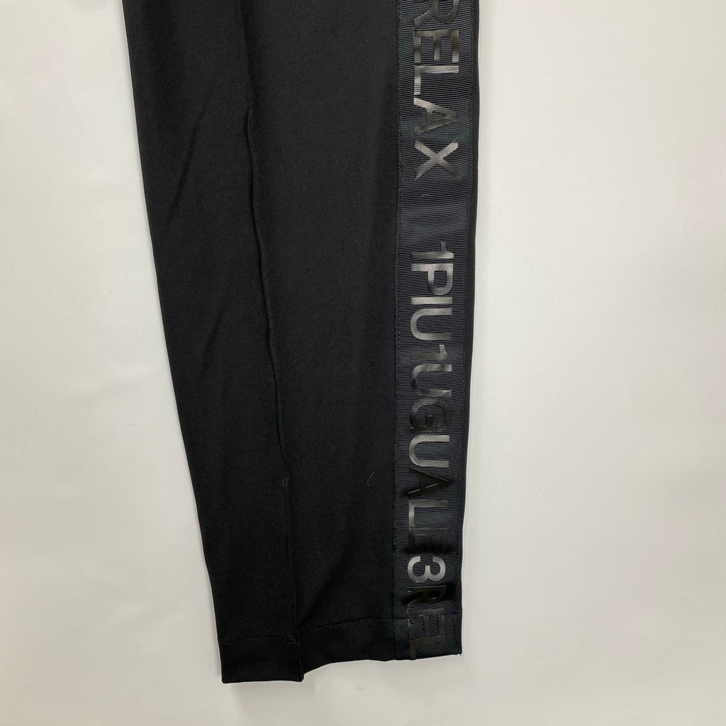 1PIU1UGUALE3 RELAX ウノ ピゥ ウノ ウグァーレ トレ リラックス / サイドエンボスロゴトラックパンツ ブラック SIZE:S
