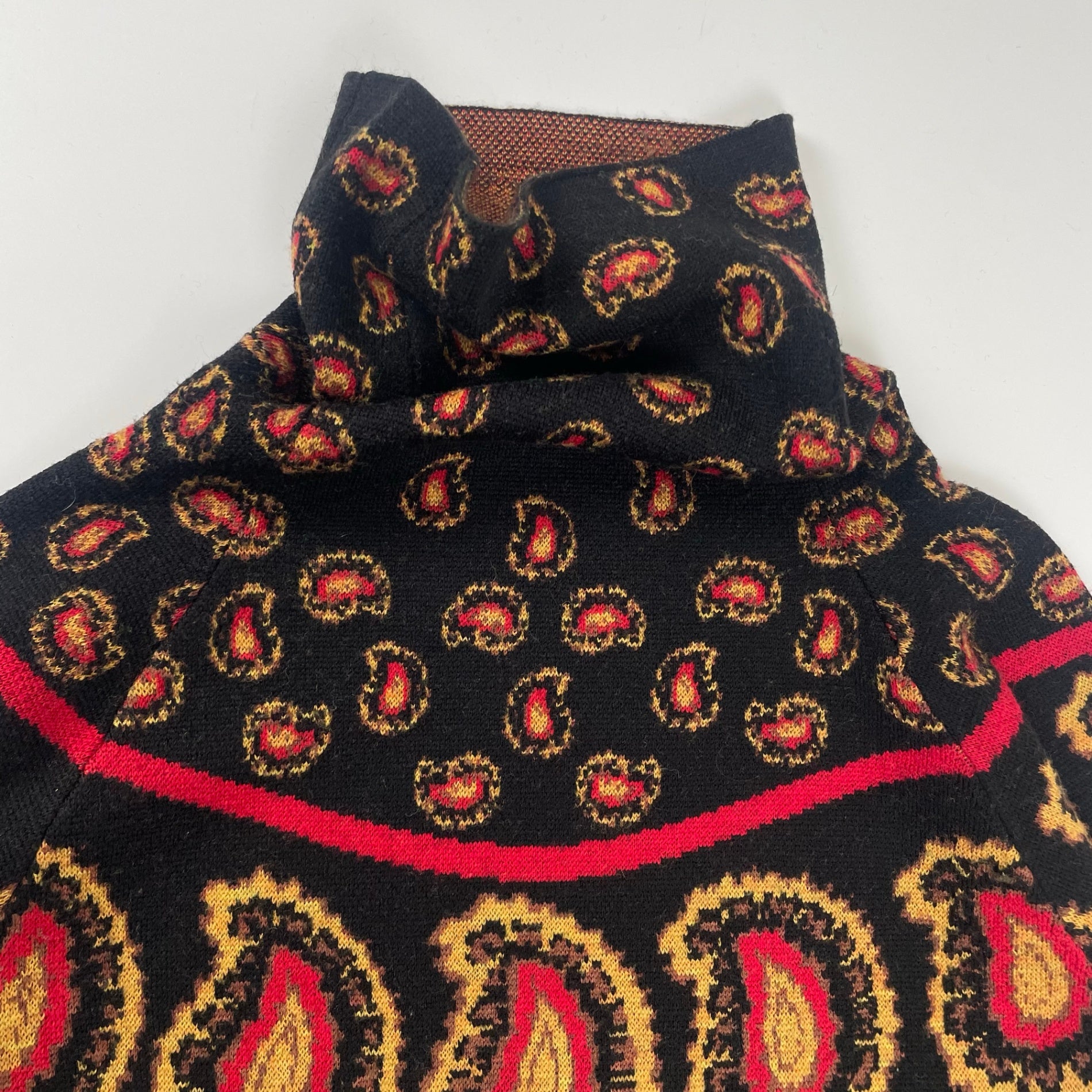 TOGA PULLA トーガプルラ / ペイズリータートルネックニット 参考定価：40,000程度 SIZE:36