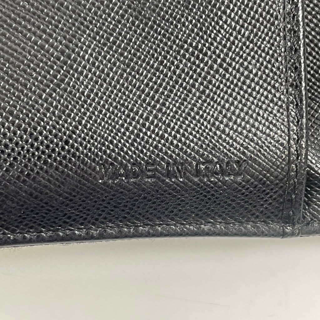 PRADA / 3つ折りナイロンウォレット 三角プレート 参考定価：70,000程度