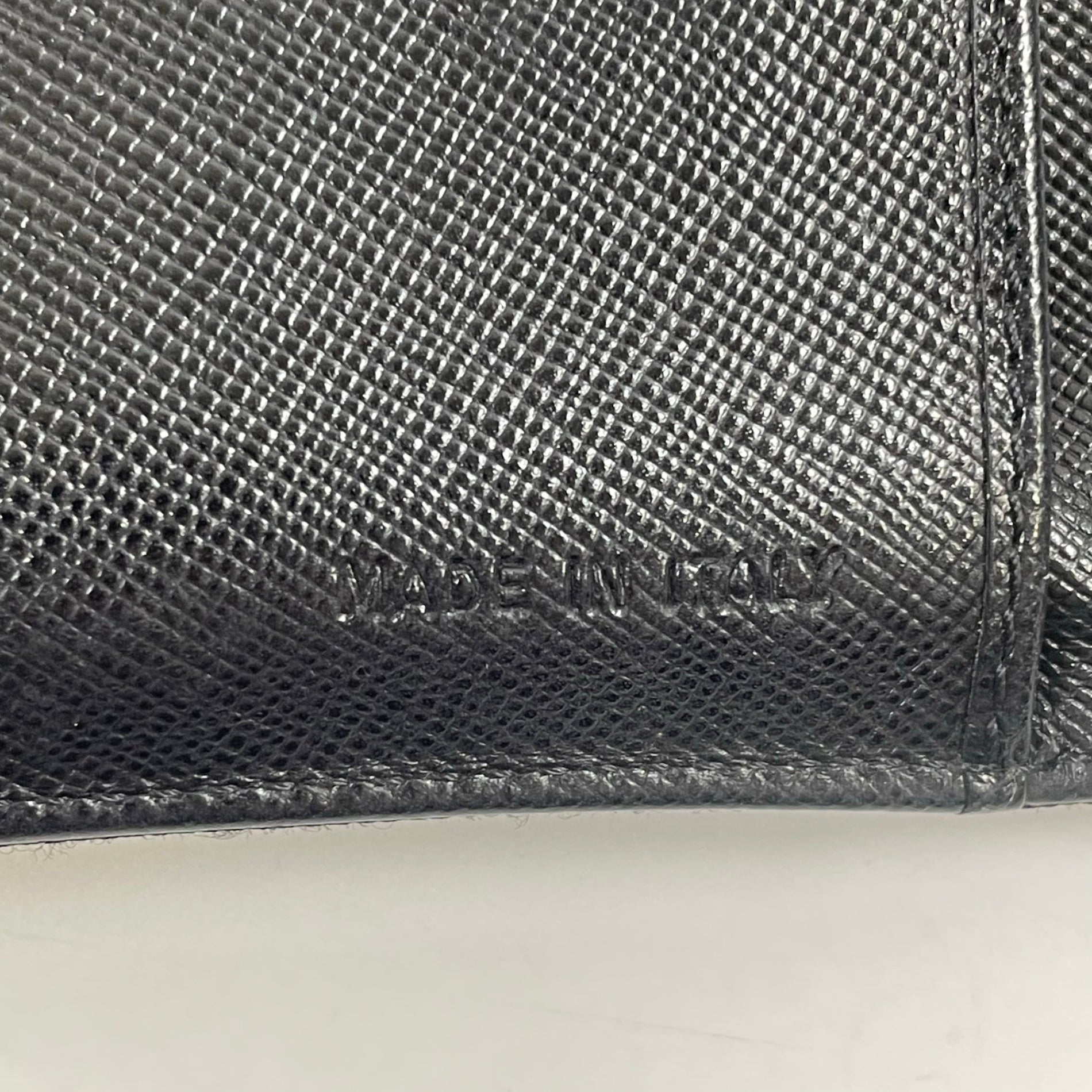 PRADA / 3つ折りナイロンウォレット 三角プレート 参考定価：70,000程度