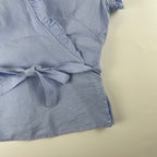 agnes b アニエスベー / リネンフリル半袖カシュクールブラウス ブルー  参考定価：26,000+tax SIZE:38