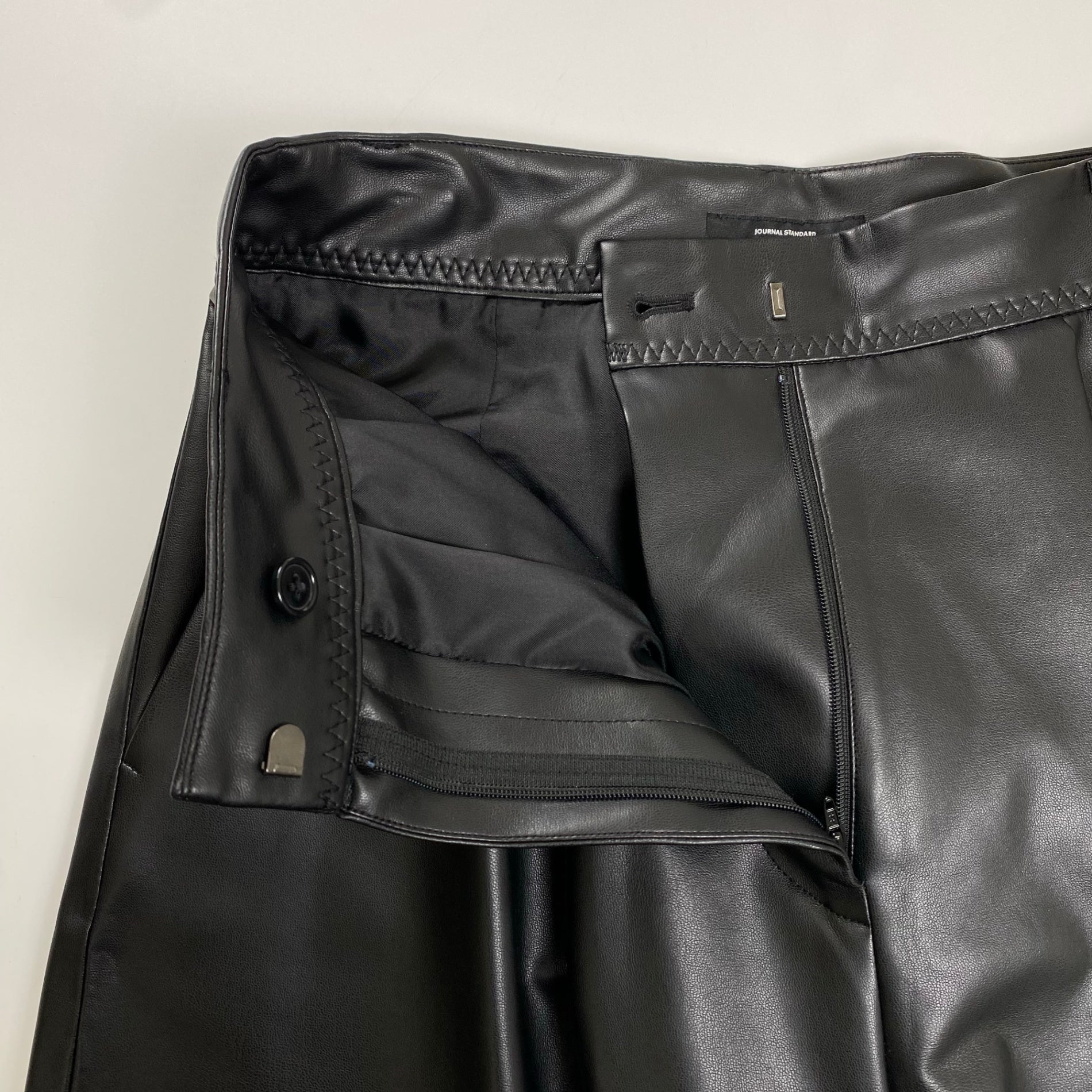 JOURNAL STANDARD ジャーナルスタンダード / フェイクレザー2タックハーフパンツ 25SS 参考定価：15,000程度 SIZE:38(M程度)