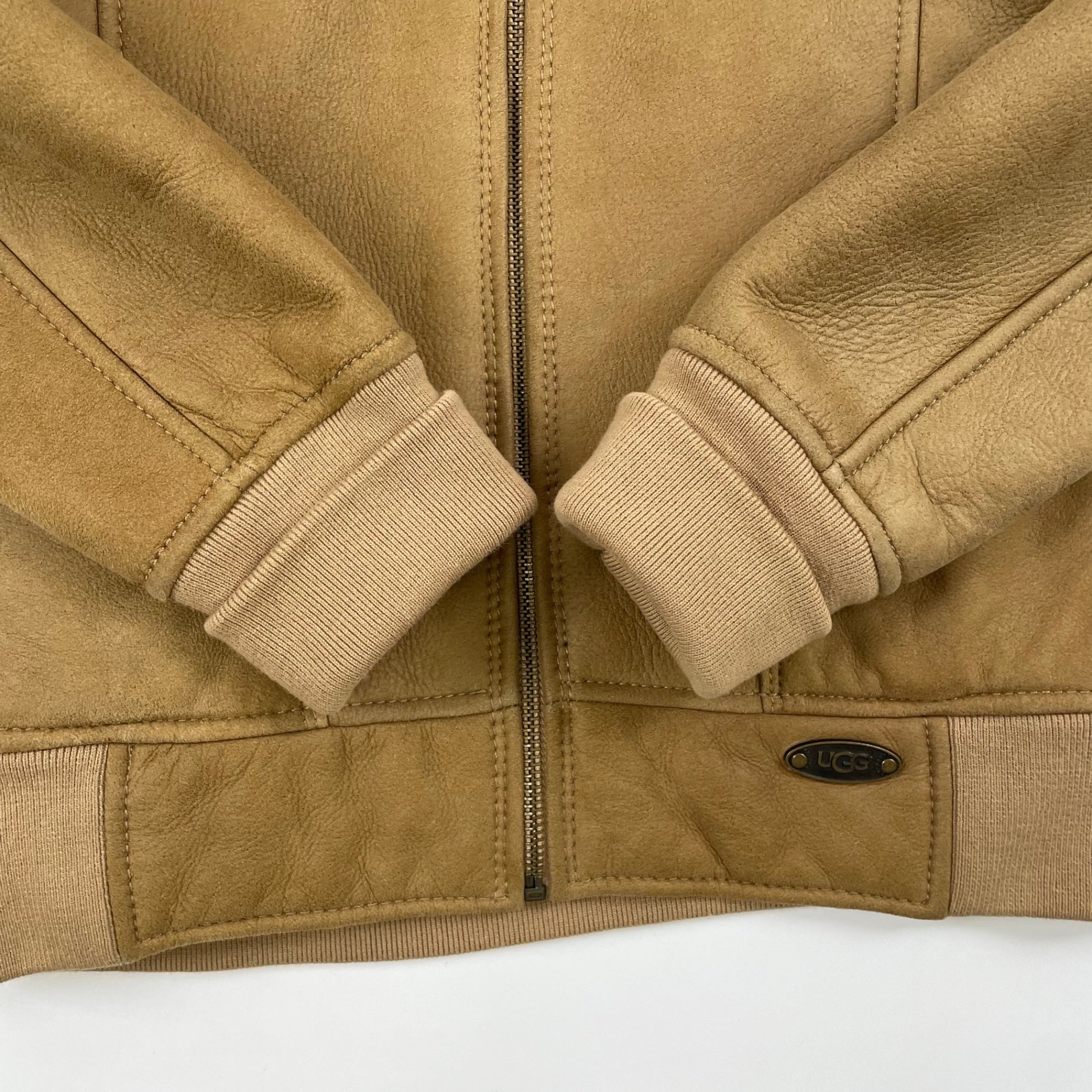 UGG / リアルムートンフーディジャケット 参考定価：180,000程度  SIZE:L
