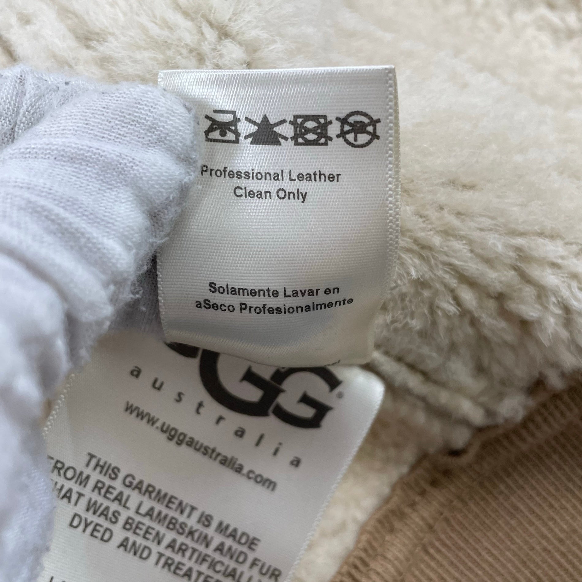 UGG / リアルムートンフーディジャケット 参考定価：180,000程度  SIZE:L