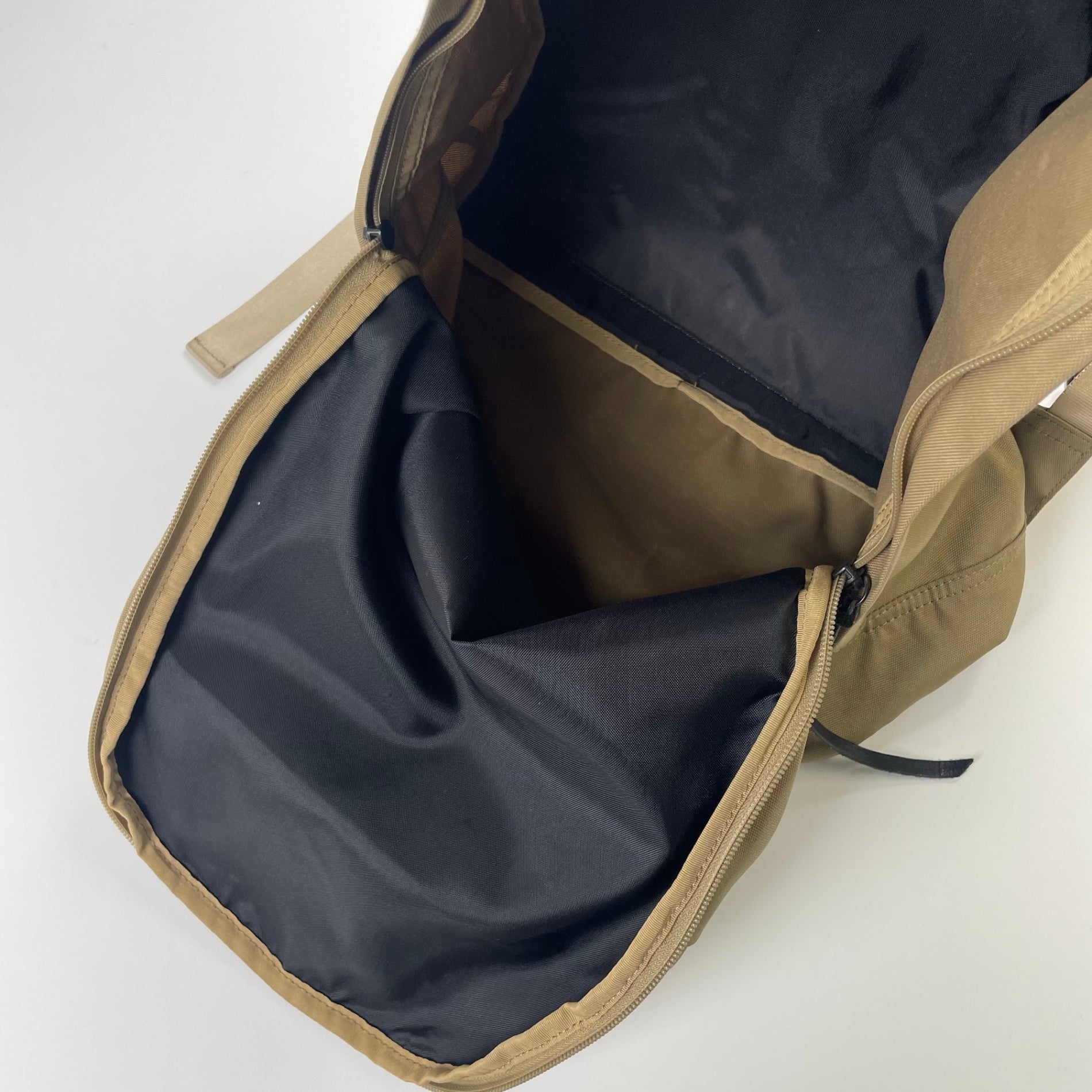 hobo ホーボー / カウレザーチャームデイパック ベージュ 参考定価：22,000程度