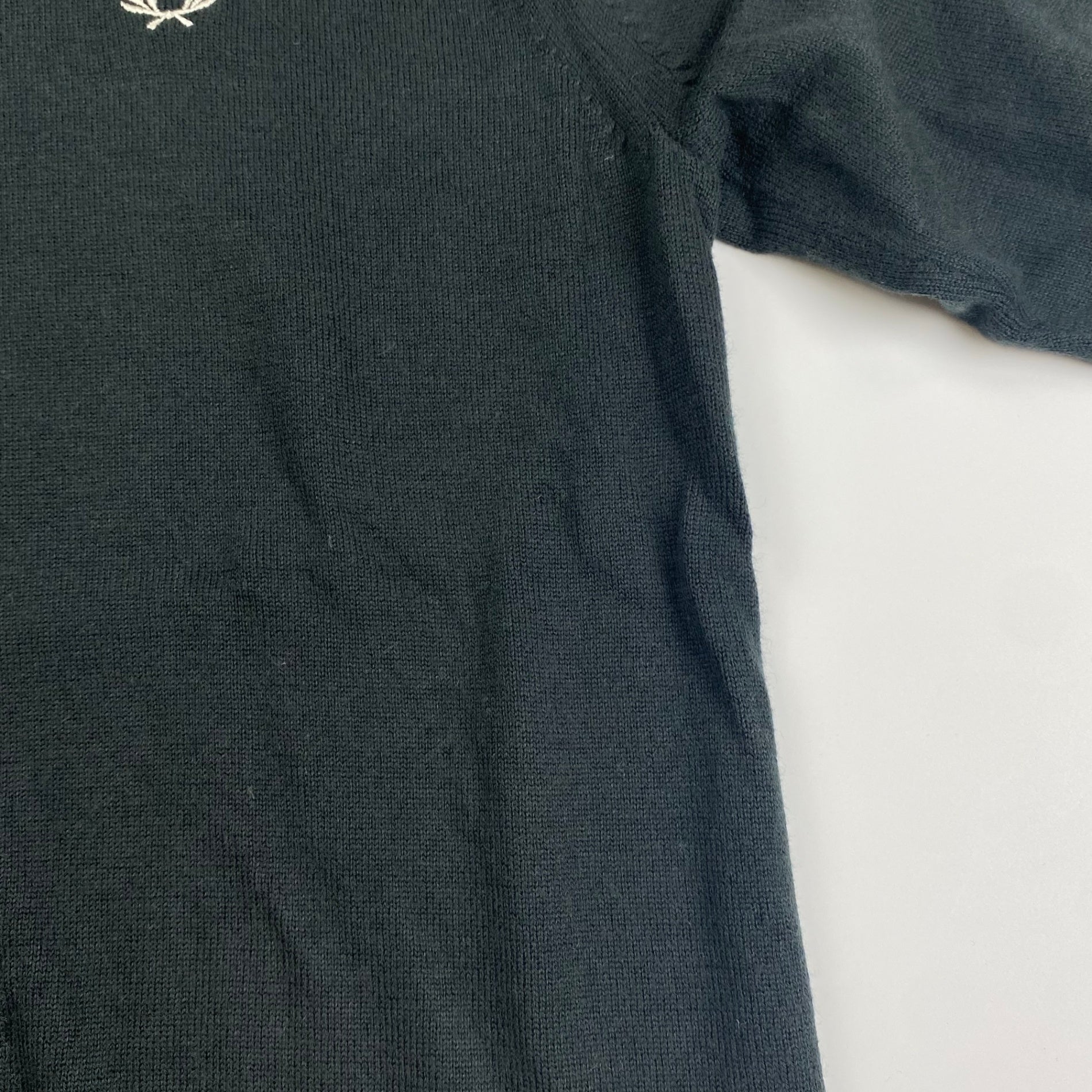 FRED PERRY フレッドペリー / ワンポイント 刺繍ロゴ ニット SIZE：M