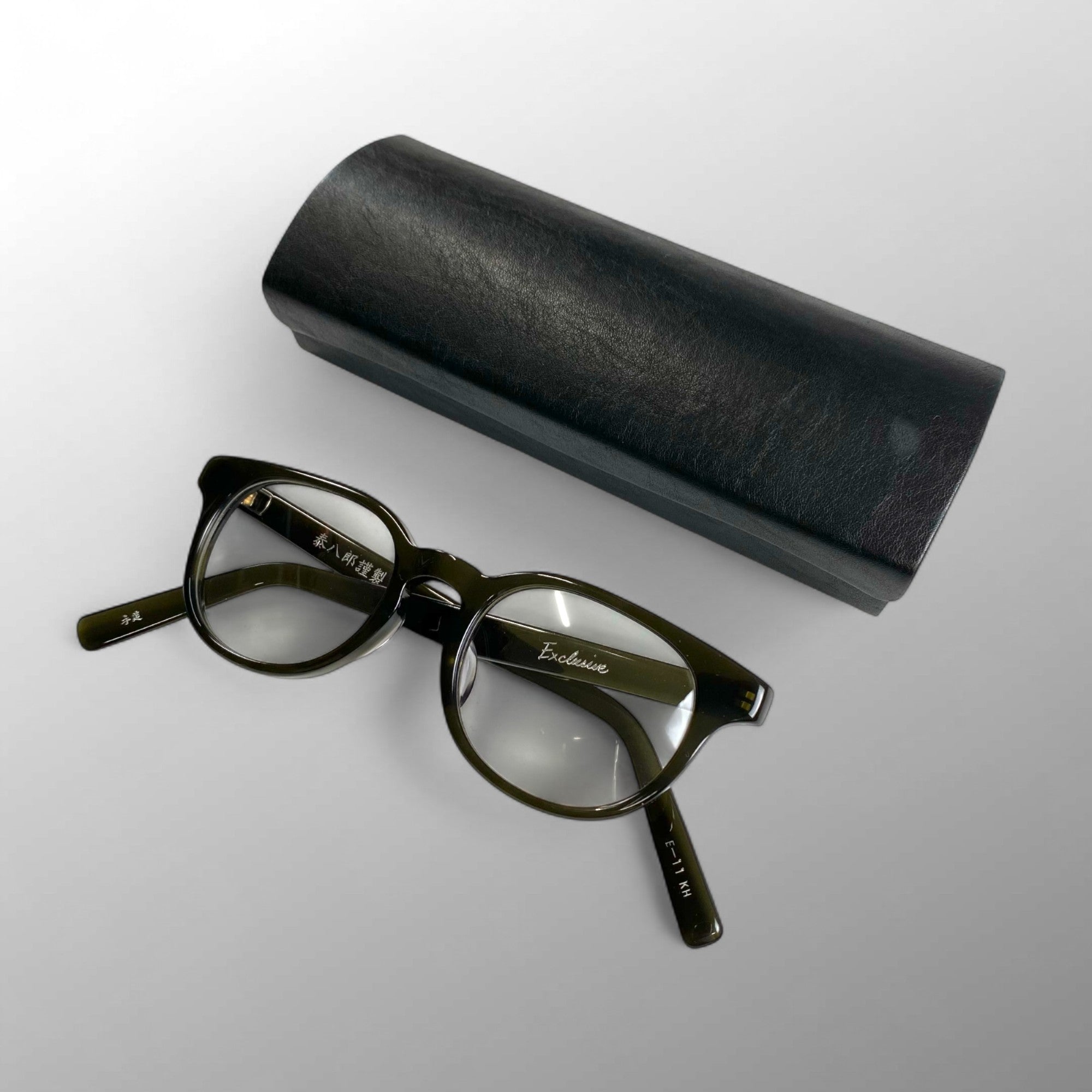 金子眼鏡 × 泰八郎謹製 【手造】シリーズ / EXCLUSIVE セルロイド ウェリントン ノー芯 カーキ 度なしクリアレンズ入り E-11 参考定価：40,000程度