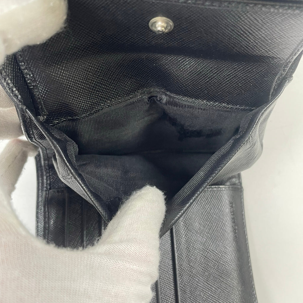 PRADA / 3つ折りナイロンウォレット 三角プレート 参考定価：70,000程度