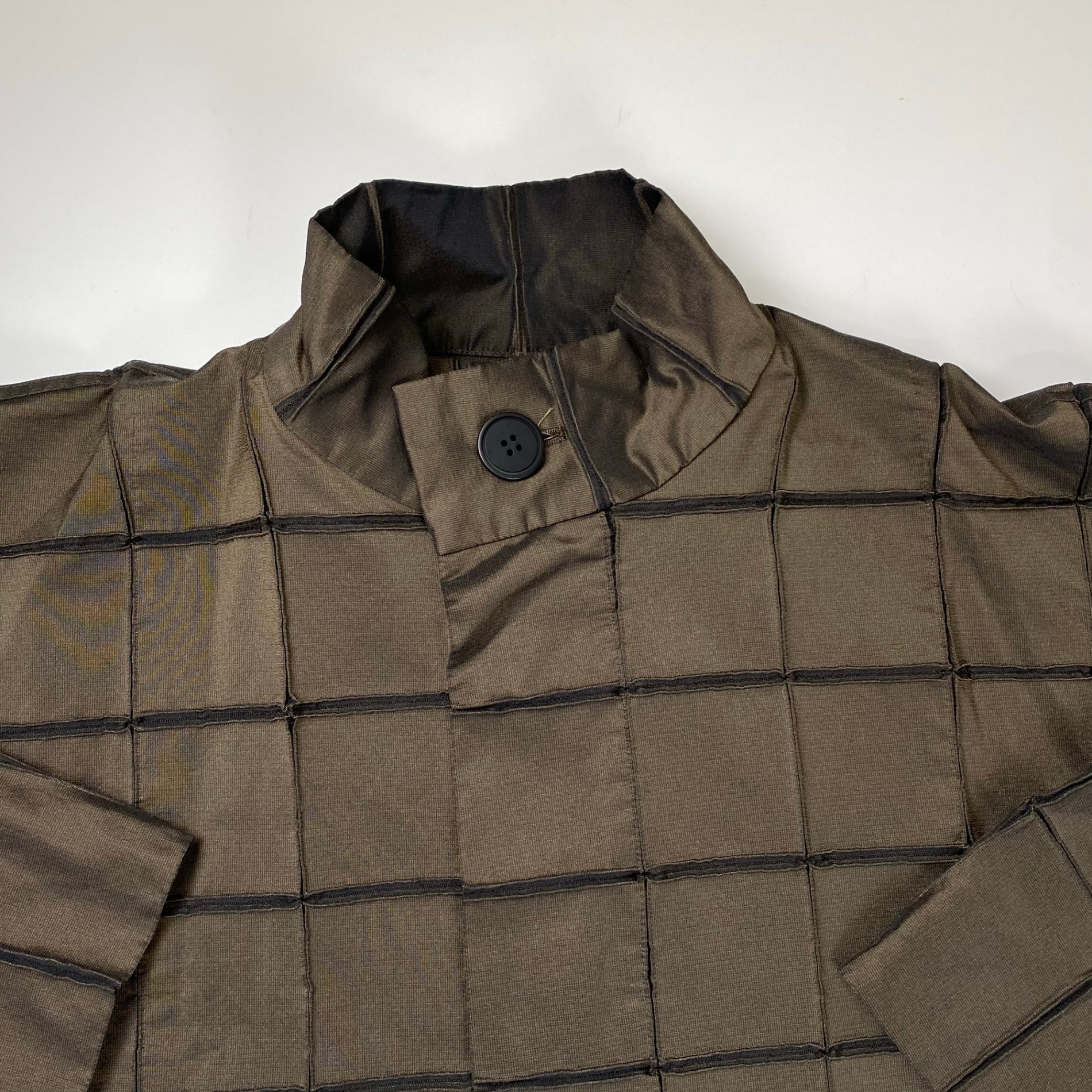 【ユニセックス】 A-POC ABLE ISSEY MIYAKE エイポック エイブル イッセイミヤケ / TYPE-O 002 スチームストレッチ グリッドライトコート ブラウン SIZE：1