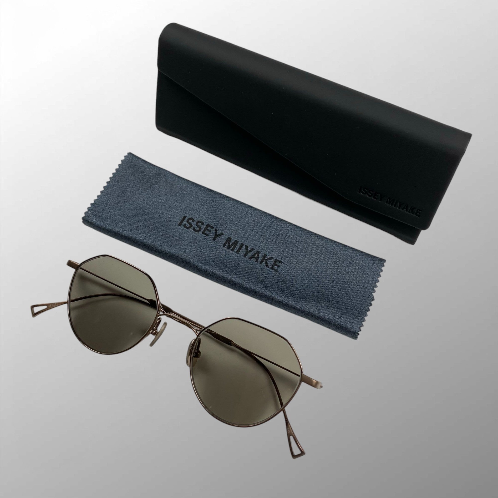 【極美品】 ISSEY MIYAKE イッセイミヤケ / PANT-Ⅸ パント型 サングラス 参考定価：54,000+tax