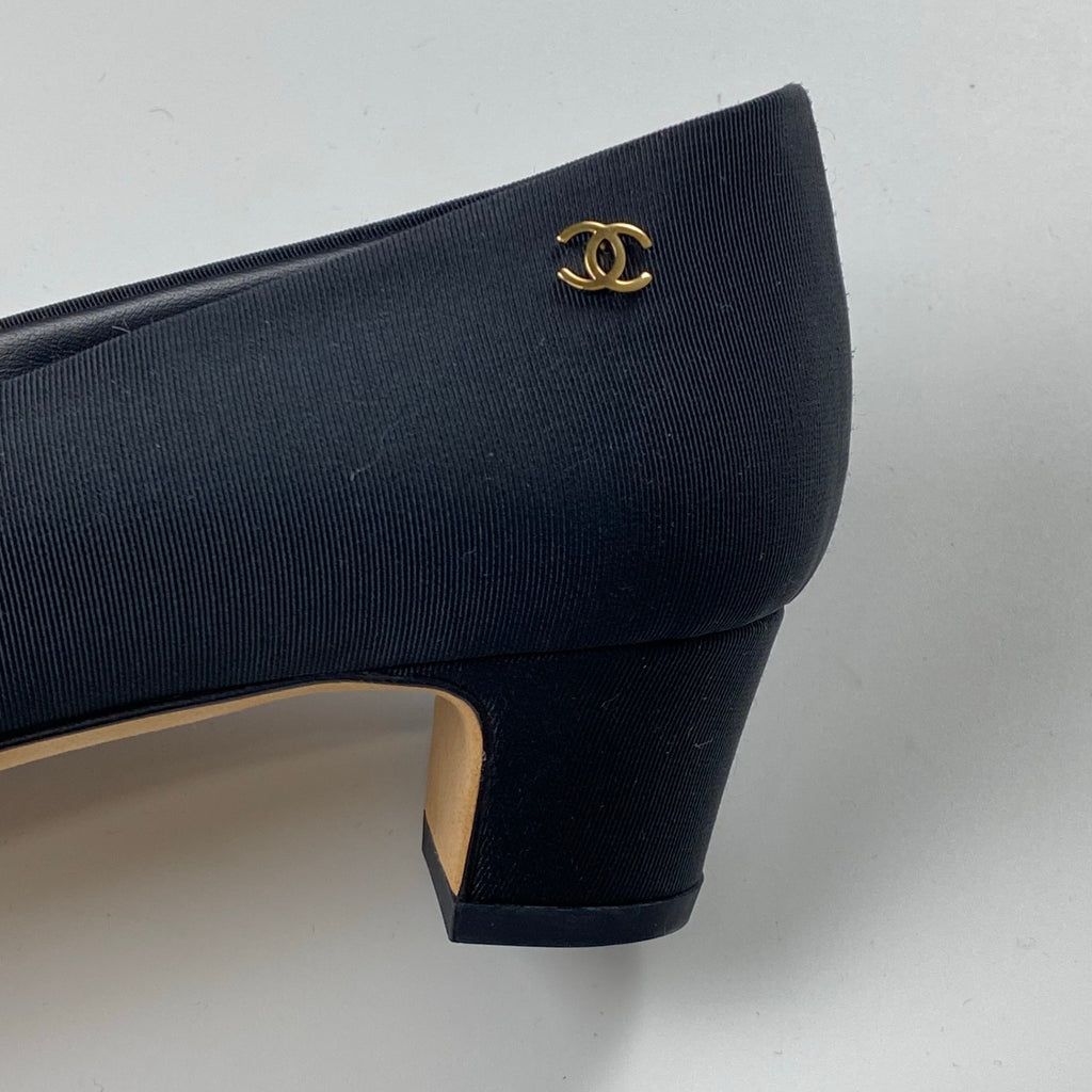 【極美品】 2016年 ラガーフェルド期 CHANEL シャネル / 三連パール×リボン ココマーク パンプス カール・ラガーフェルド期 SIZE:36 1/2 C（約23.5cm）