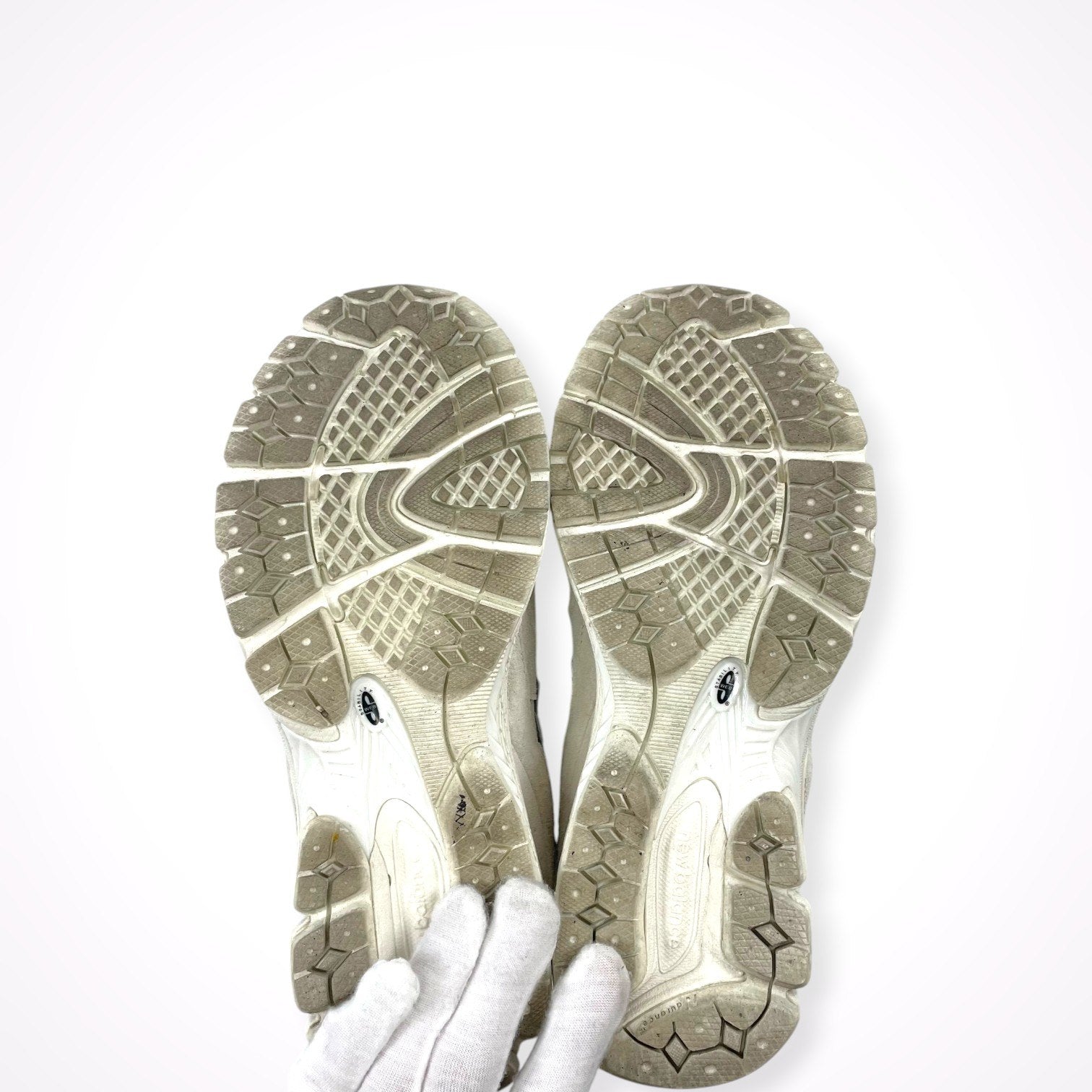 New Balance / 2002Rスニーカー 参考定価：20,000+tax SIZE:23cm