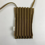 me ISSEY MIYAKE ミー イッセイミヤケ / プリーツショルダーバッグ フラップ付 カーキ B5サイズ