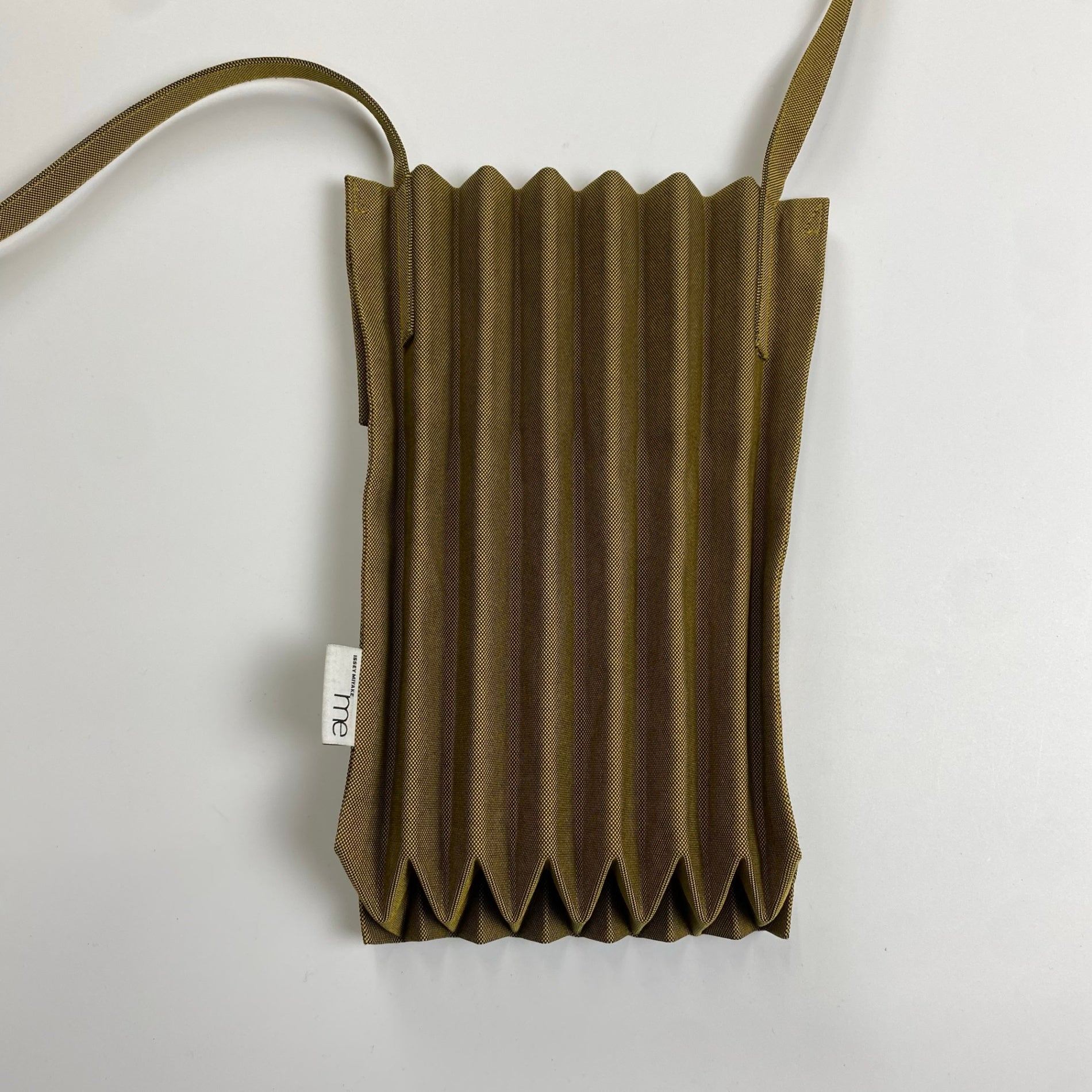 me ISSEY MIYAKE ミー イッセイミヤケ / プリーツショルダーバッグ フラップ付 カーキ B5サイズ