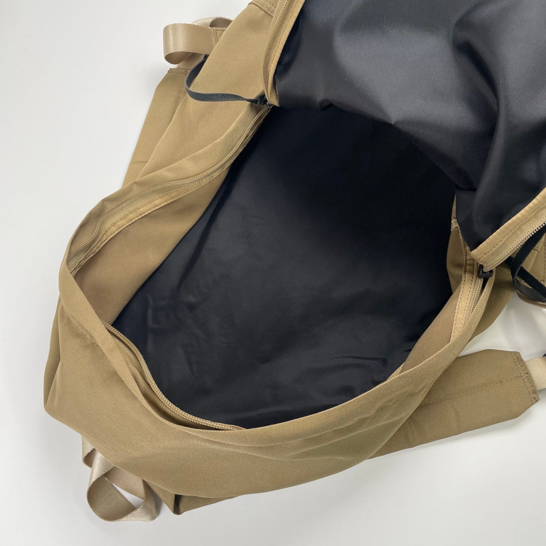 hobo ホーボー / カウレザーチャームデイパック ベージュ 参考定価：22,000程度