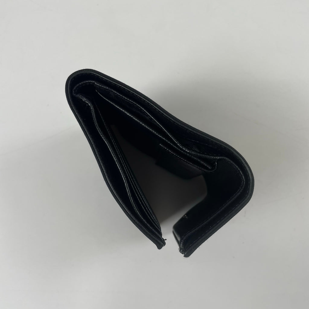 PRADA / 3つ折りナイロンウォレット 三角プレート 参考定価：70,000程度