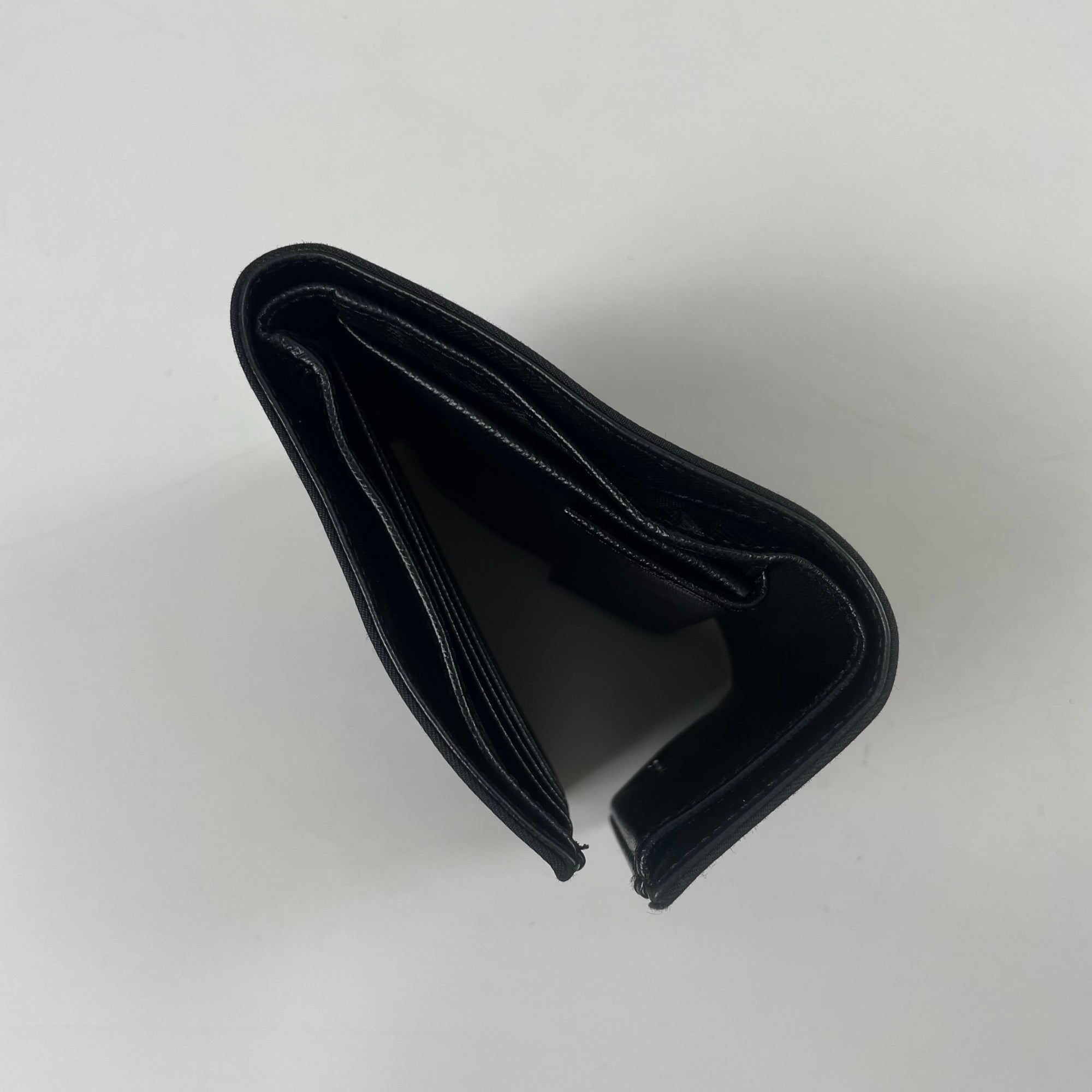 PRADA / 3つ折りナイロンウォレット 三角プレート 参考定価：70,000程度