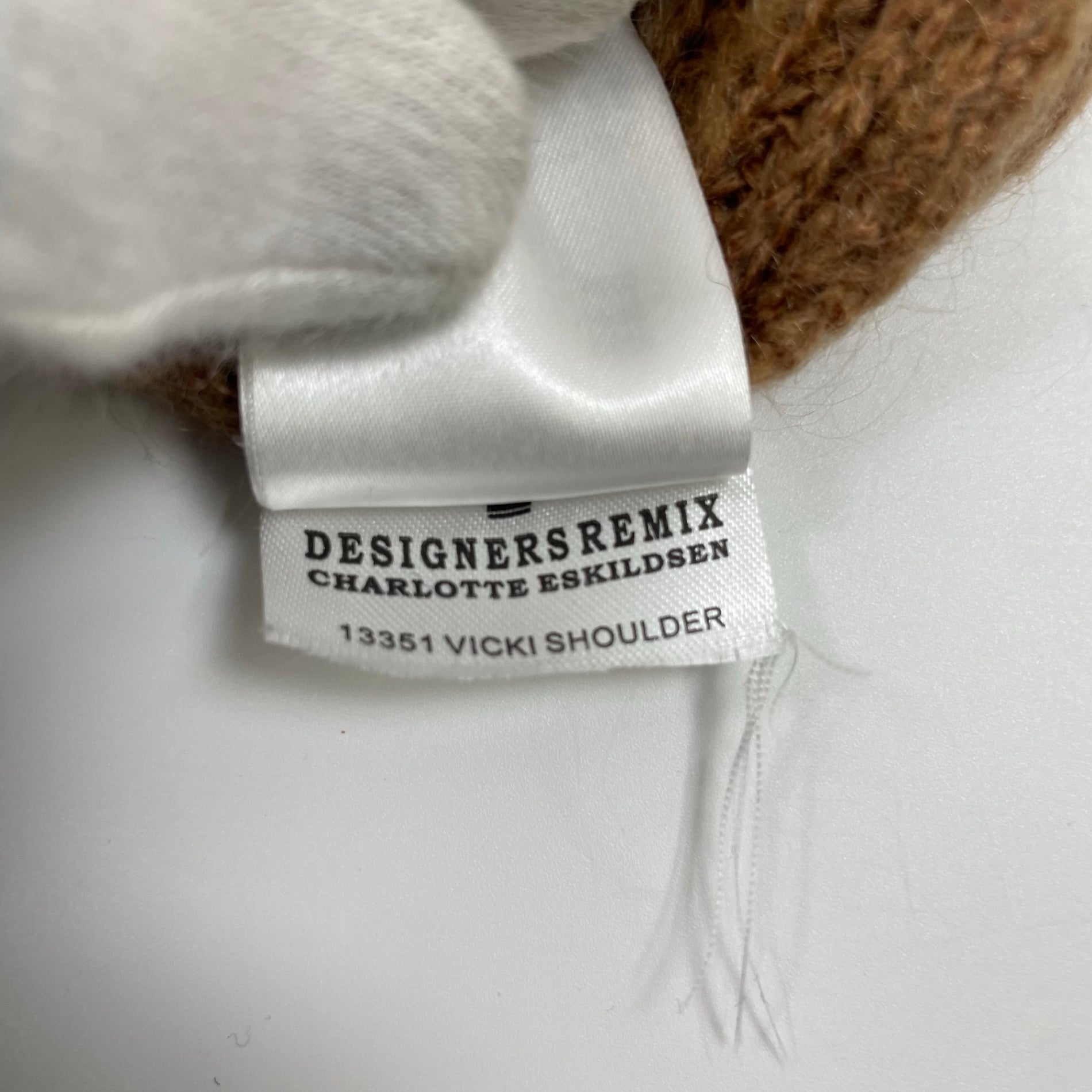 DESIGNERS REMIX CHARLOTTE ESKILDSEN デザイナーズ リミックス / オープンショルダーニット ブラウン 参考定価：33,000程度 SIZE：XS