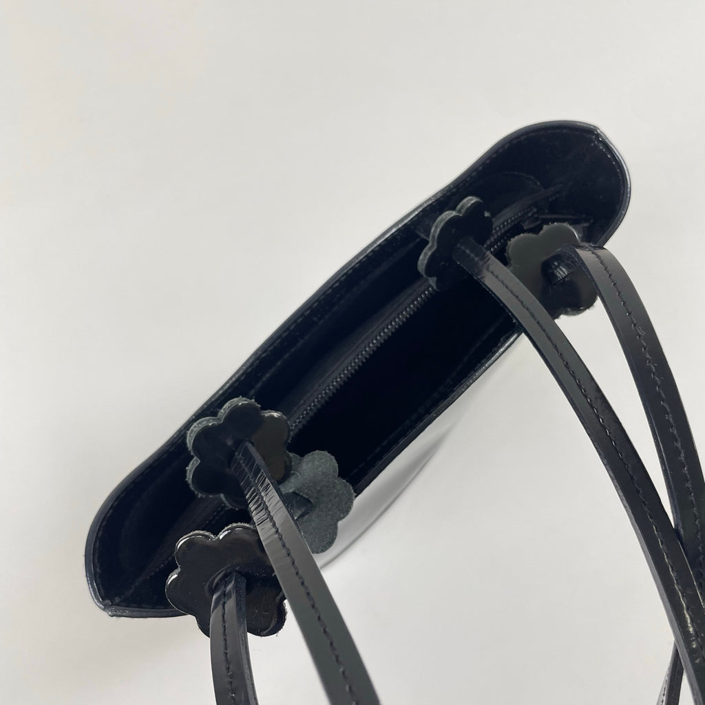 FURLA / パテントレザー フラワーチャームトートバッグ ブラック