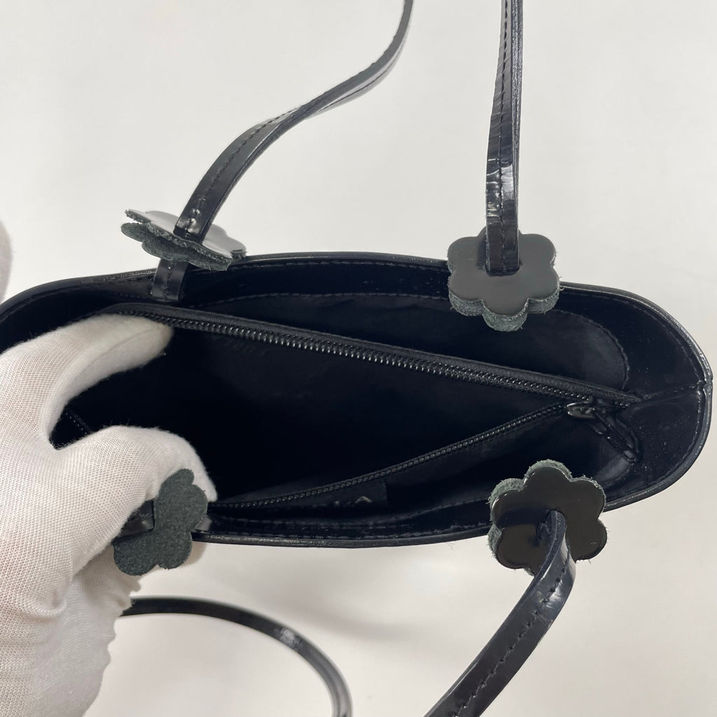 FURLA / パテントレザー フラワーチャームトートバッグ ブラック