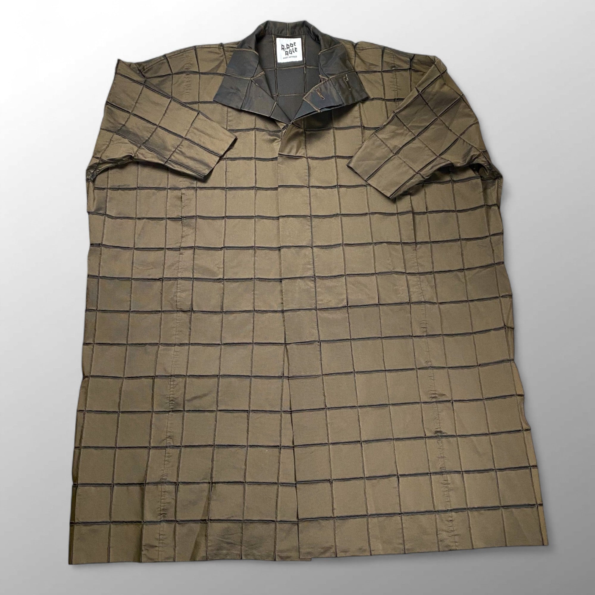 【ユニセックス】 A-POC ABLE ISSEY MIYAKE エイポック エイブル イッセイミヤケ / TYPE-O 002 スチームストレッチ グリッドライトコート ブラウン SIZE：1