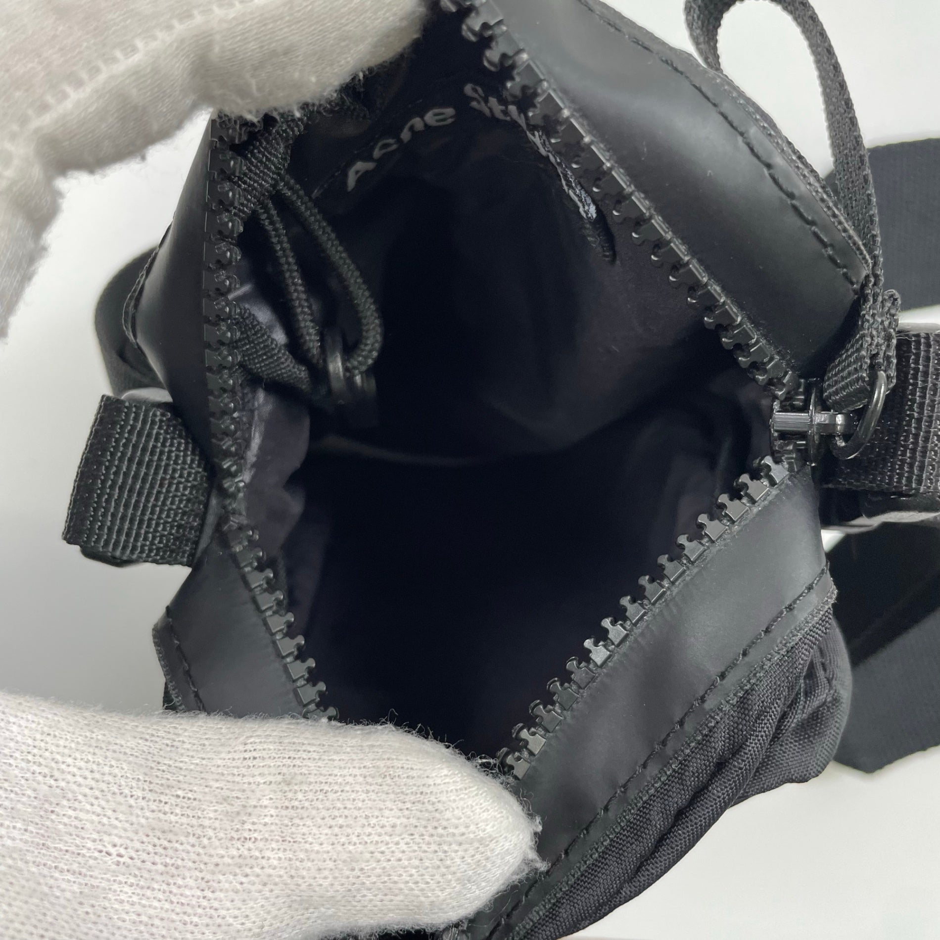 Acne Studios アクネストゥデオズ / LOGO PLAGUE POCKET BAG フェイスロゴショルダーバッグ 参考定価：30,000程度