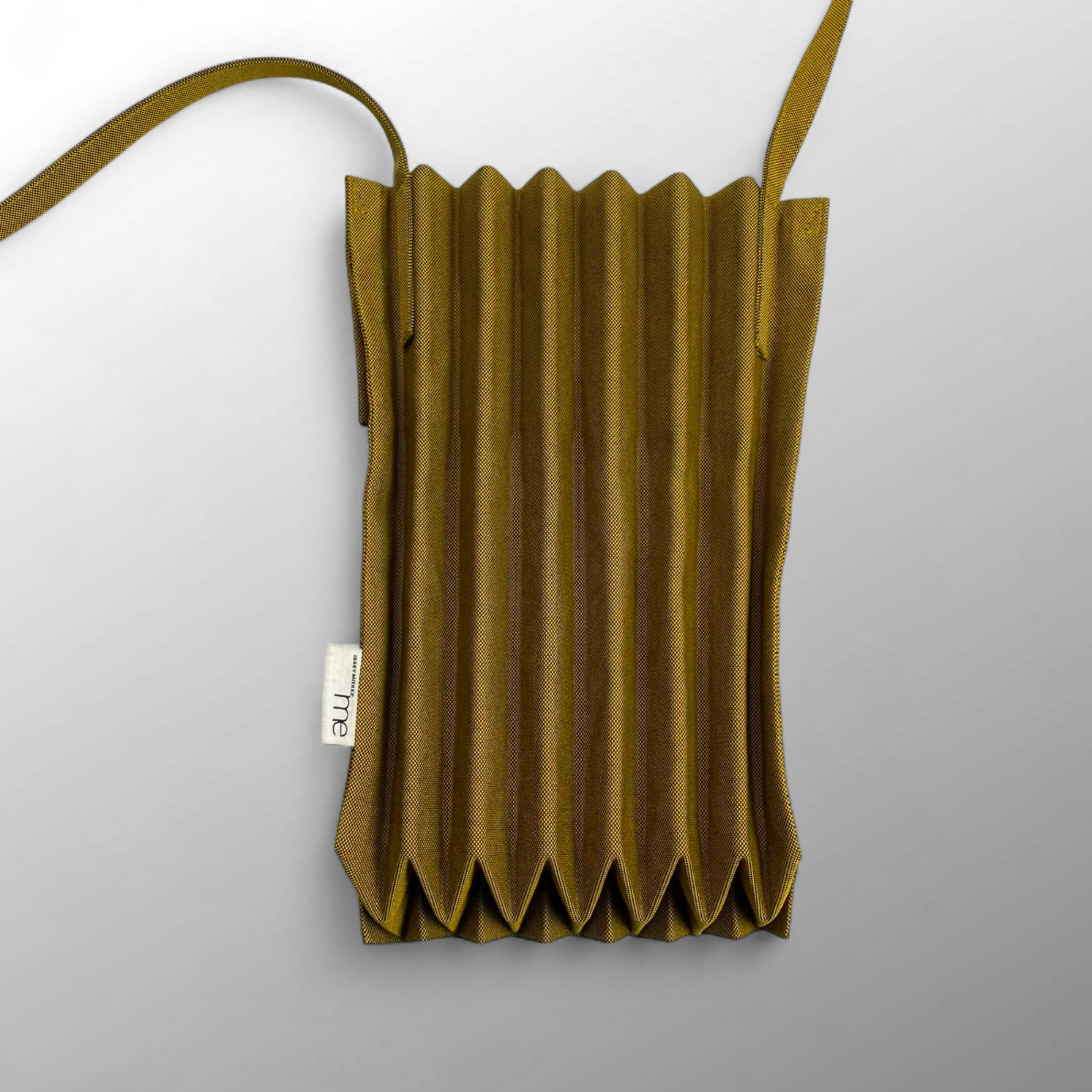 me ISSEY MIYAKE ミー イッセイミヤケ / プリーツショルダーバッグ フラップ付 カーキ B5サイズ
