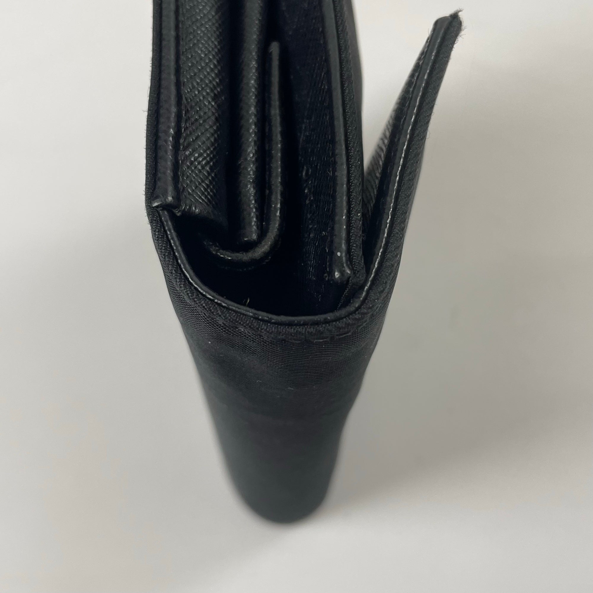 PRADA / 3つ折りナイロンウォレット 三角プレート 参考定価：70,000程度