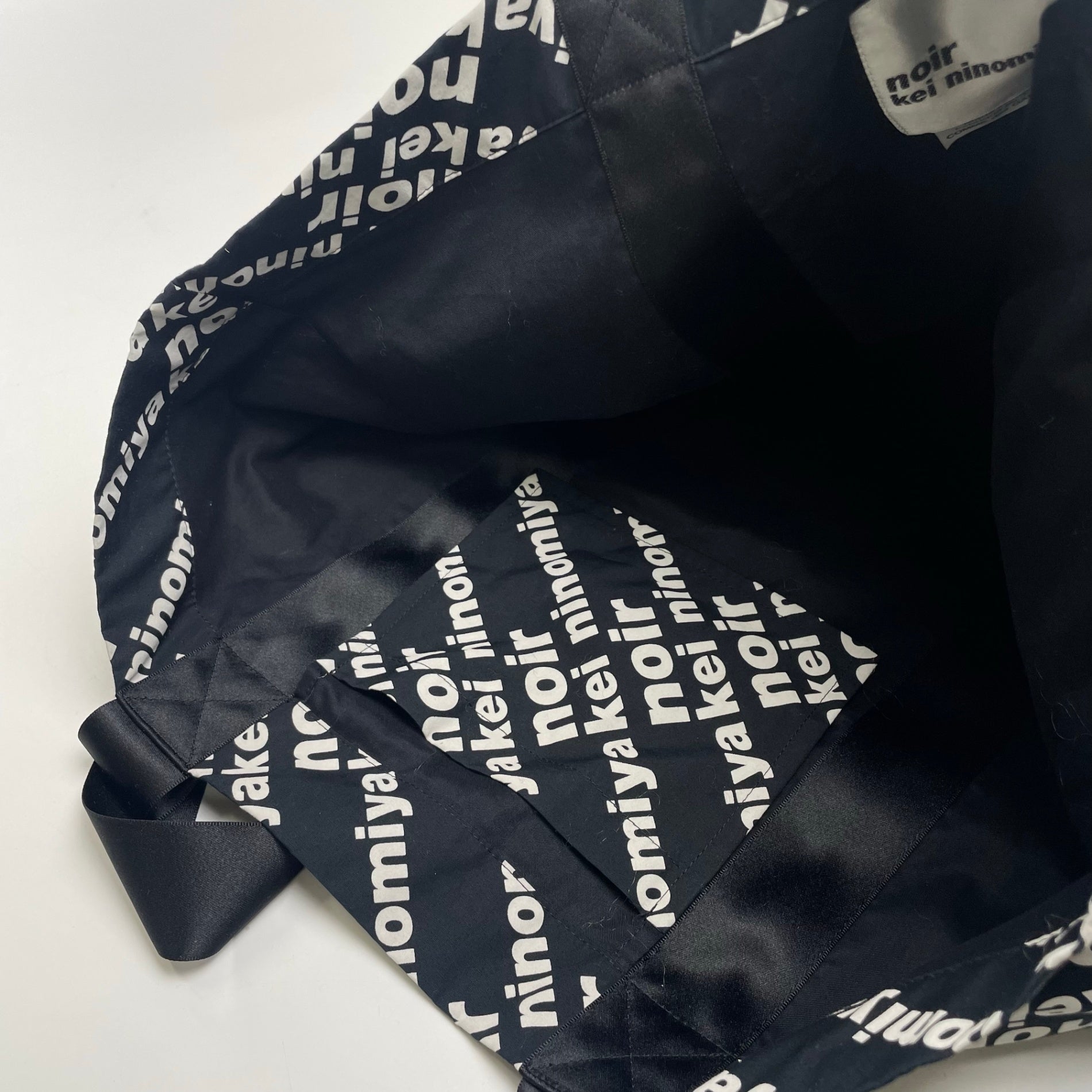 noir kei ninomiya ノワールケイニノミヤ / 総ロゴサテントートバッグ