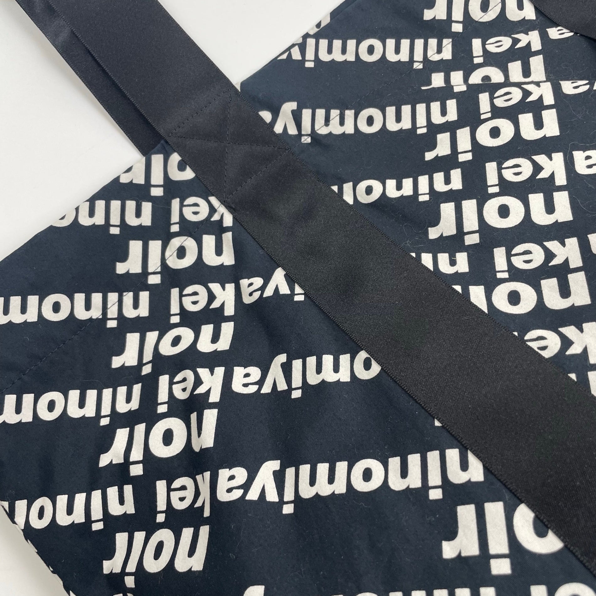 noir kei ninomiya ノワールケイニノミヤ / 総ロゴサテントートバッグ 3I-K 202 参考定価：25,000+tax