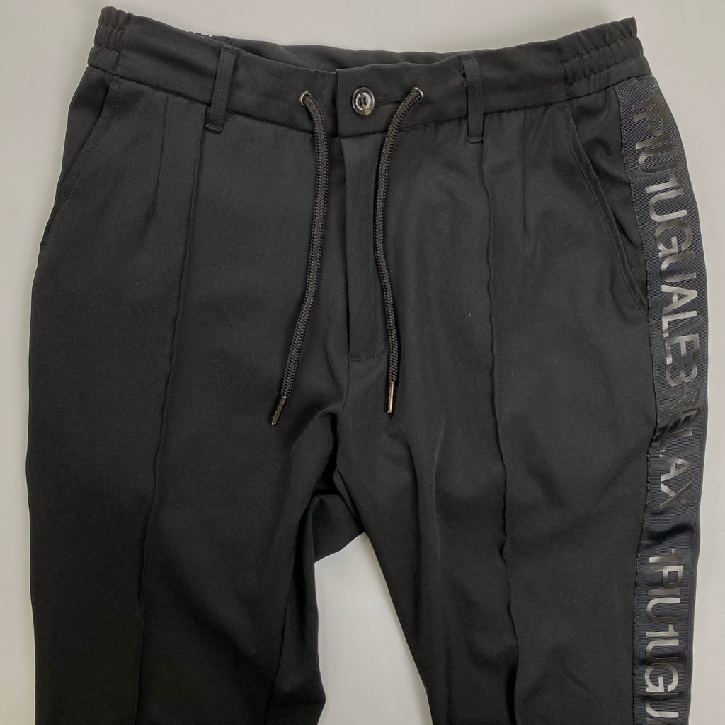 1PIU1UGUALE3 RELAX ウノ ピゥ ウノ ウグァーレ トレ リラックス / サイドエンボスロゴトラックパンツ ブラック SIZE:S