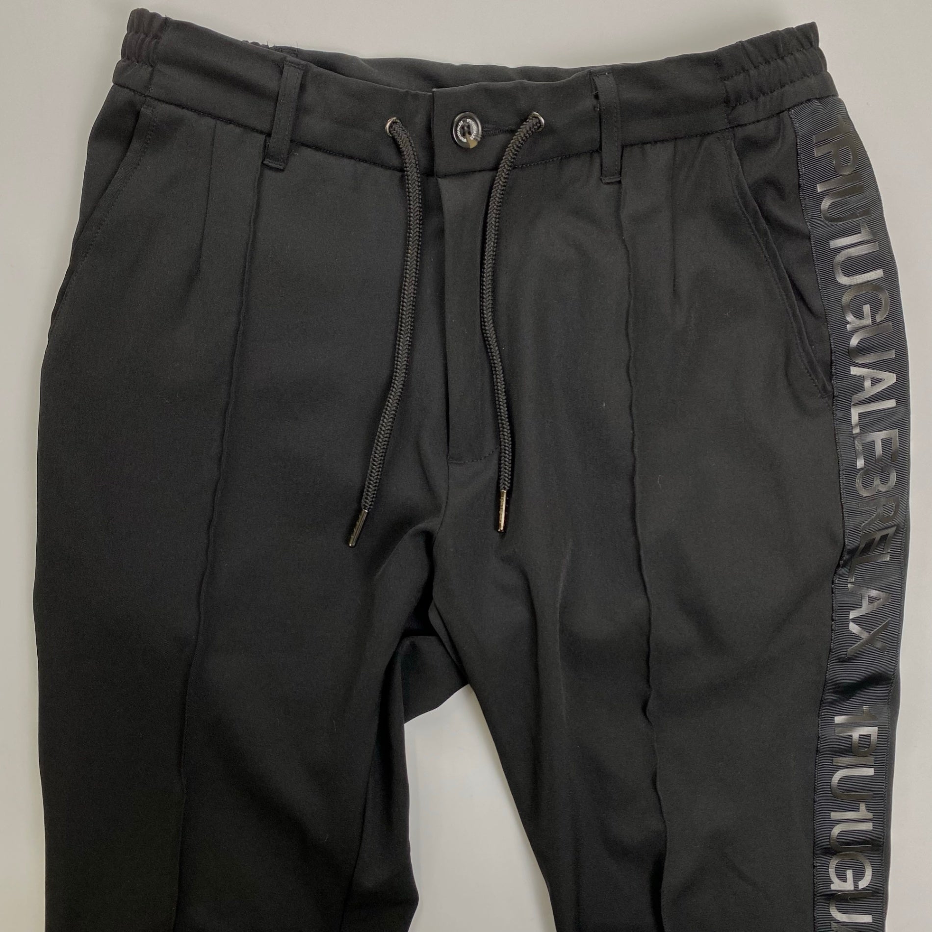 1PIU1UGUALE3 RELAX ウノ ピゥ ウノ ウグァーレ トレ リラックス / サイドエンボスロゴトラックパンツ ブラック SIZE:S