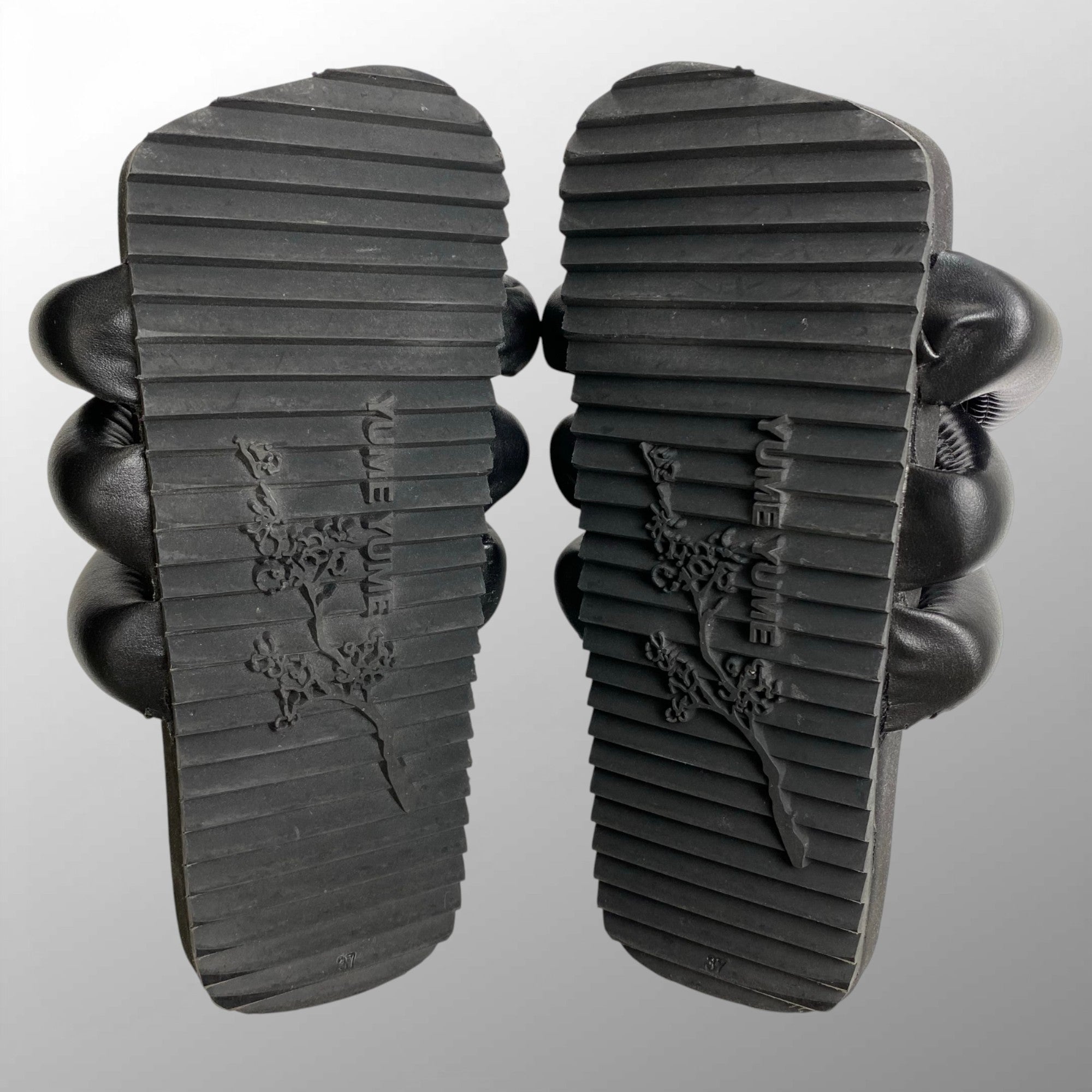 【箱・布袋付】 YUME YUME ユメユメ / TYRE SLIDE パイプサンダル ブラック 参考定価：21,000+tax SIZE:EU37(22.5-23cm程度)