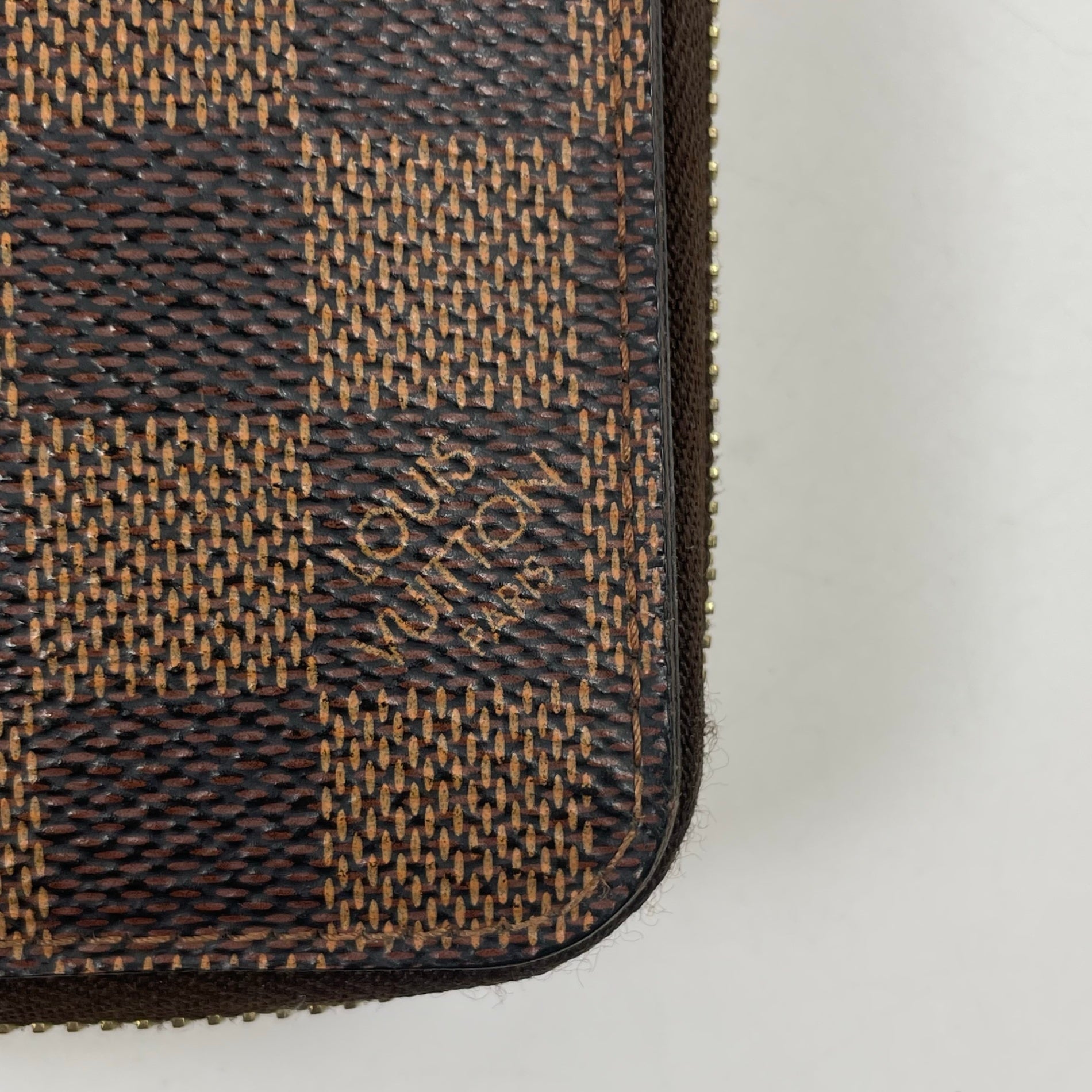 LOUIS VUITTON / ジッピーウォレット N60015 CA0197 参考定価：120,000程度