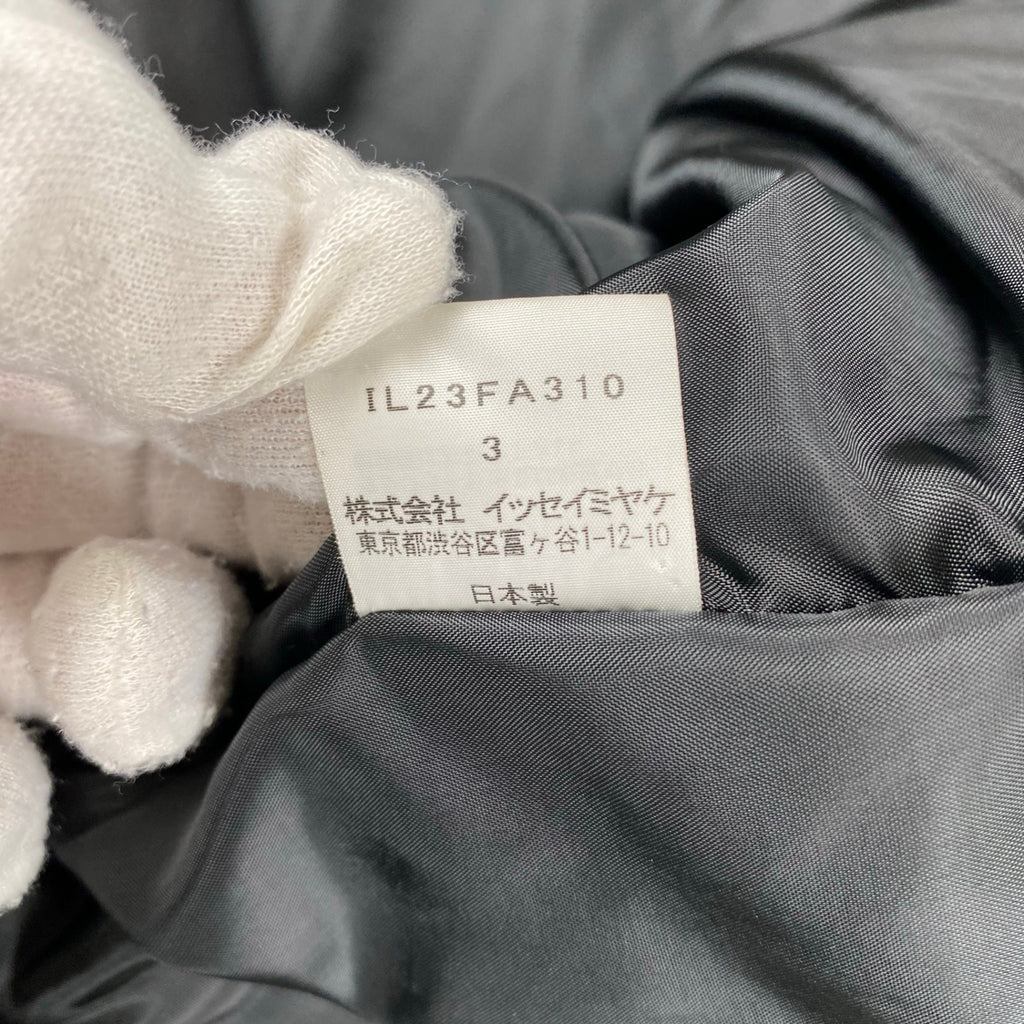【ユニセックス】 132.5 ISSEY MIYAKE イッセイミヤケ / ダイアゴナル インサレーションジャケット ブラック IL23FA310 SIZE:3