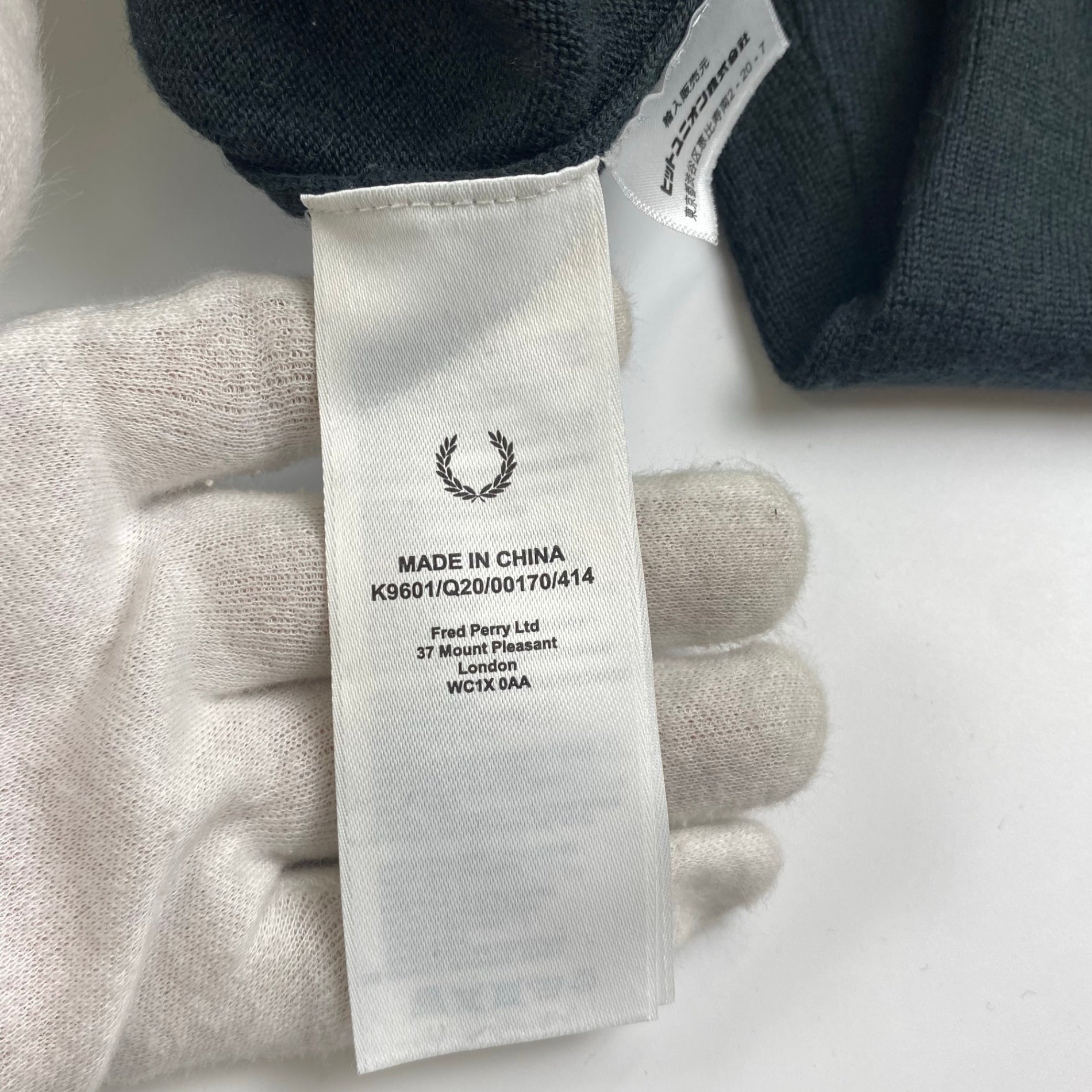 FRED PERRY フレッドペリー / ワンポイント 刺繍ロゴ ニット SIZE：M